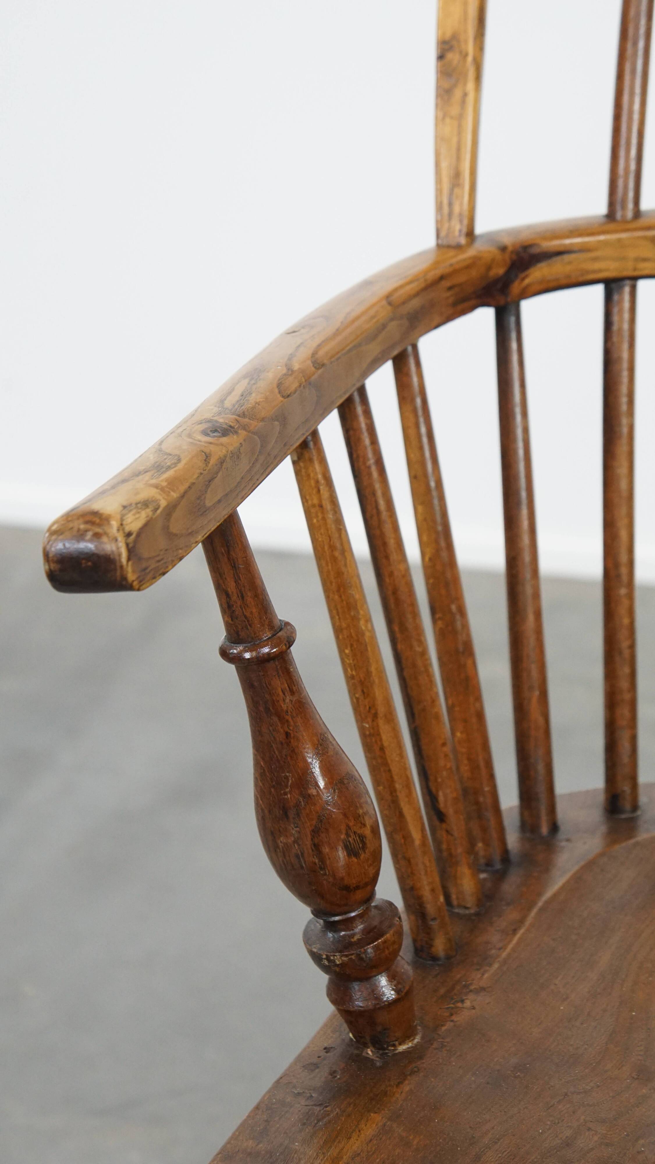 Antique English Windsor Chair from the 19th Century Made of Elm