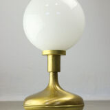 Lampe de table italienne en laiton et en verre opalin