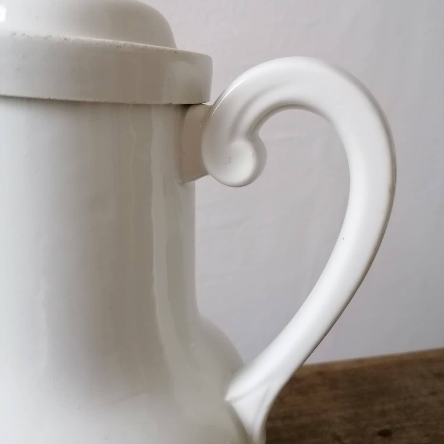 Aluminite Frugier porcelain pourer with fire