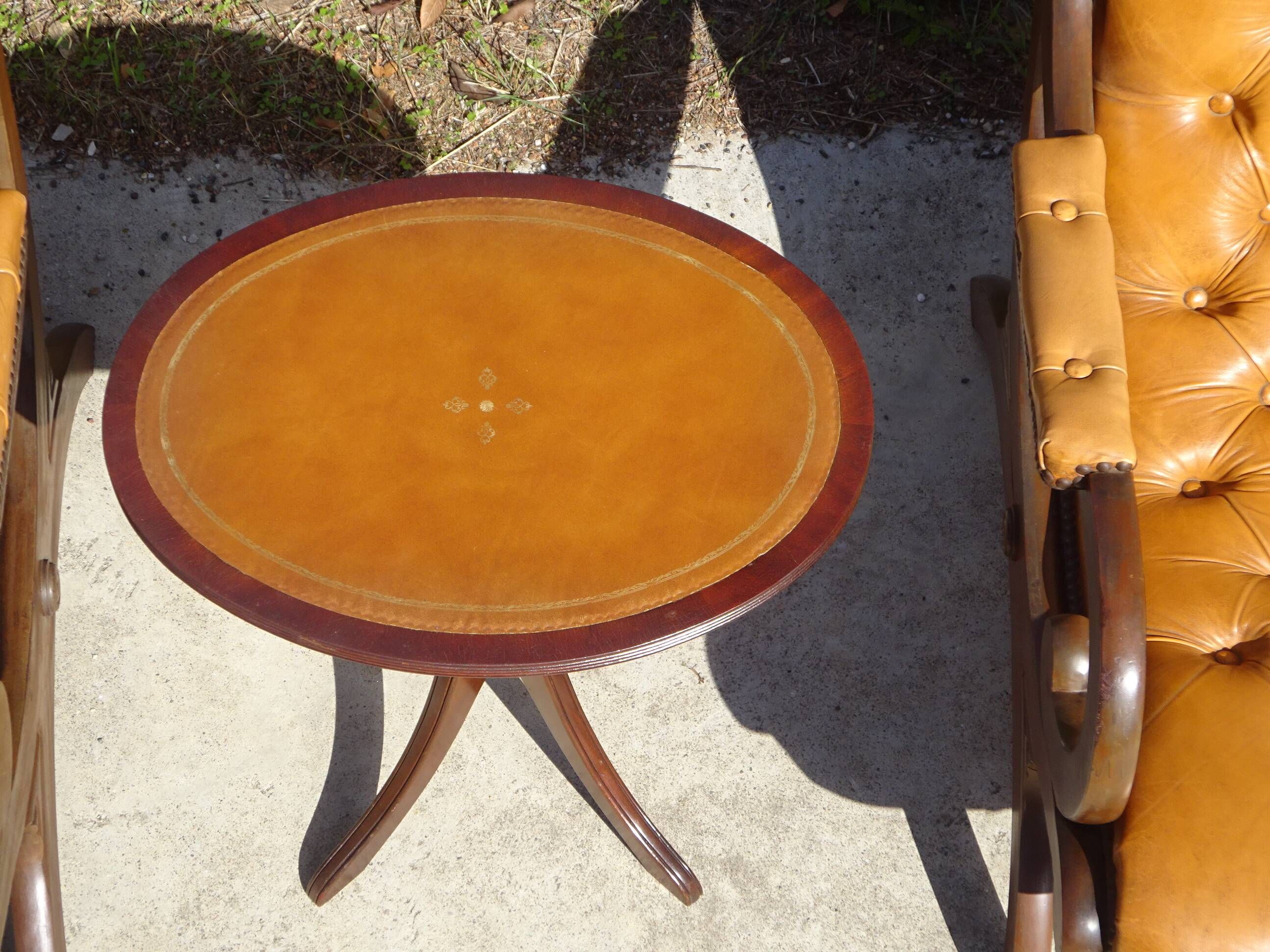 Small side table with an oval top in English style.