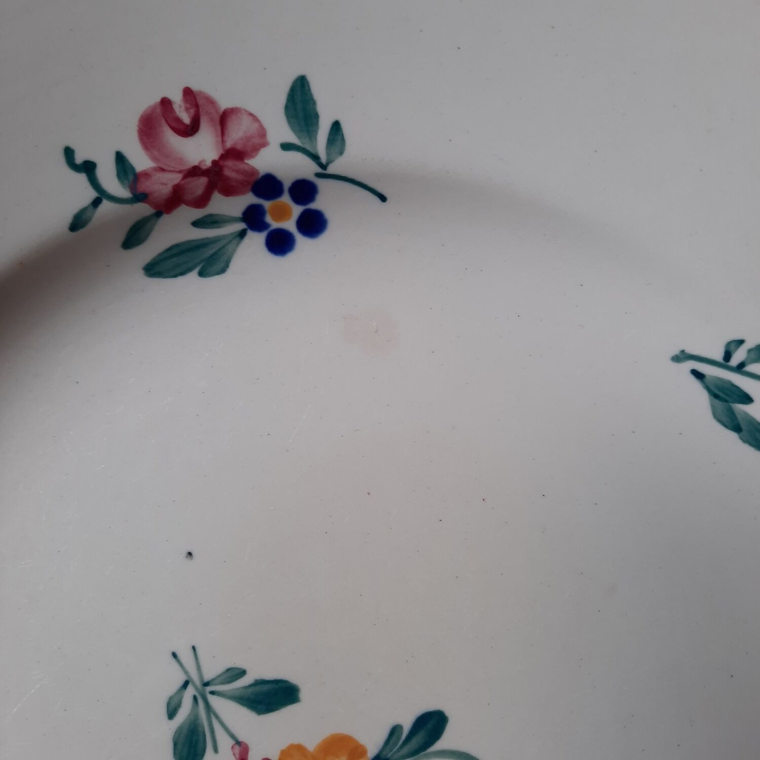 Flat plates in earthenware