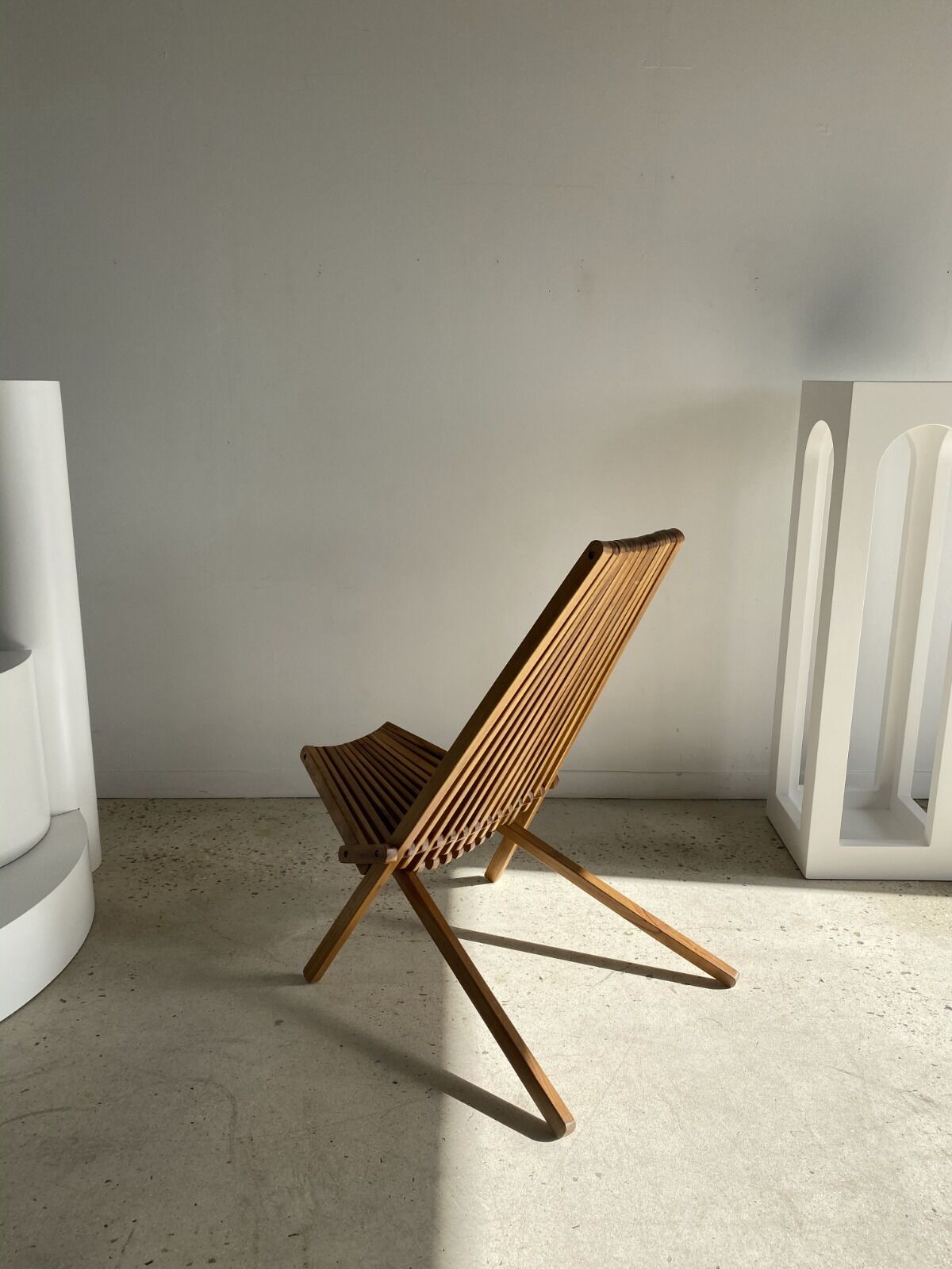 Foldable designer armchair in wooden slats