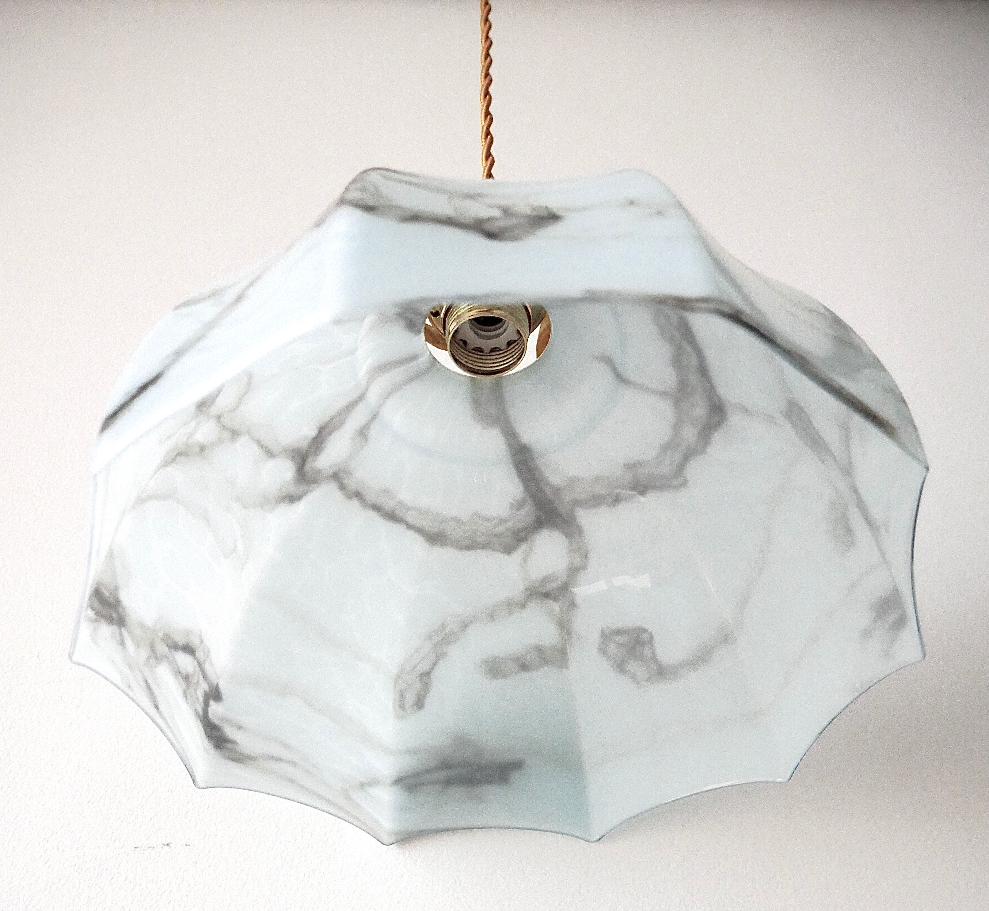 Blue opaline suspension