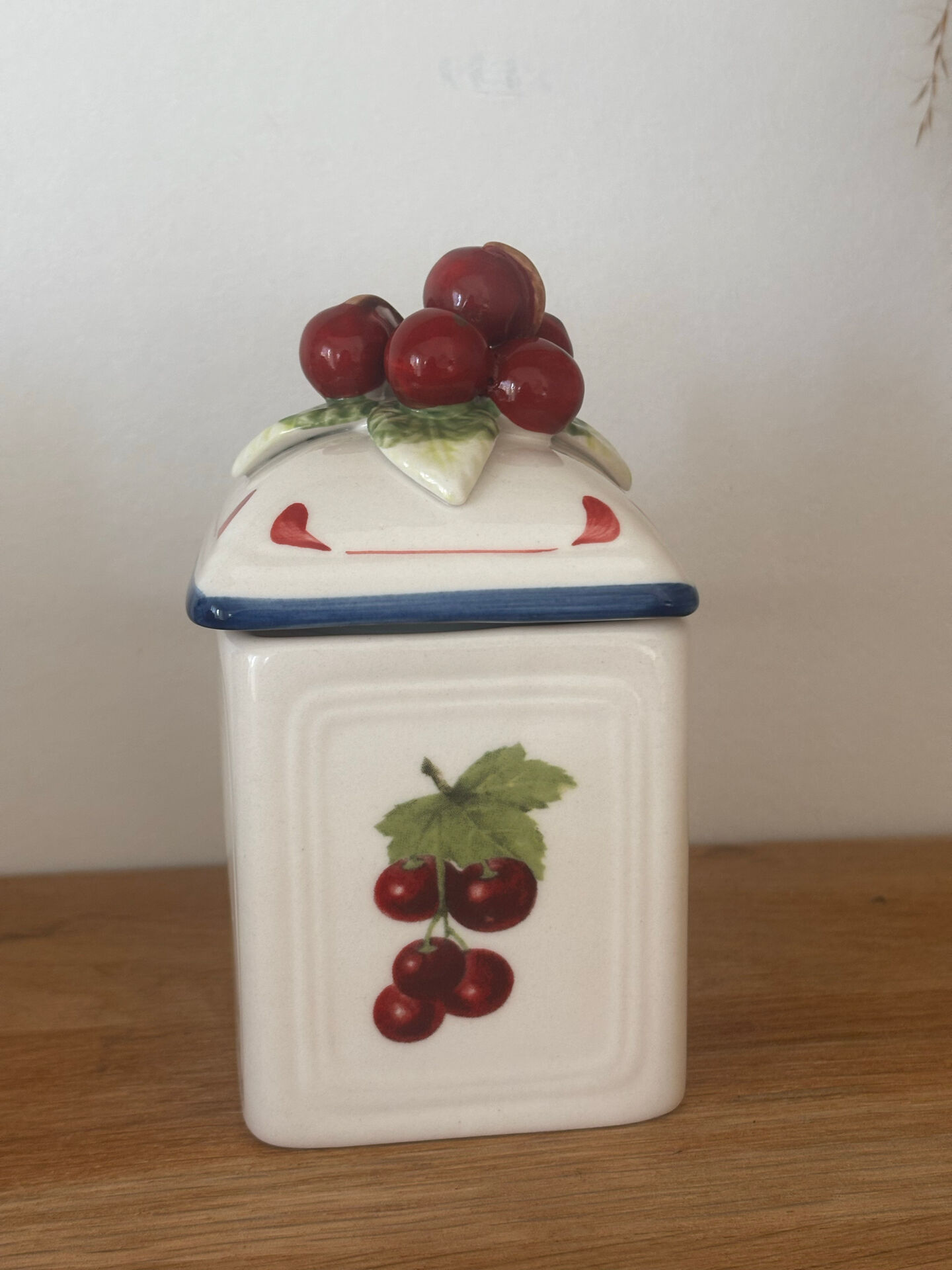 Set of 3 beautiful fruit barbotine pots by Villeroy and Boch.