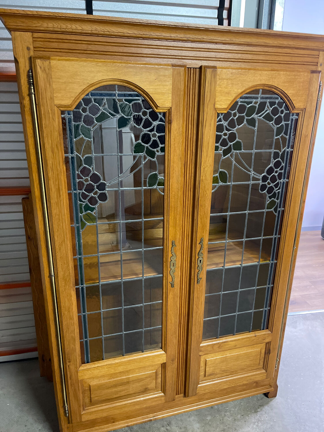 Display cabinet / showcase in solid oak