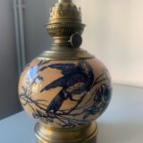 Ancienne lampe à pétrole décor oiseaux  bleu