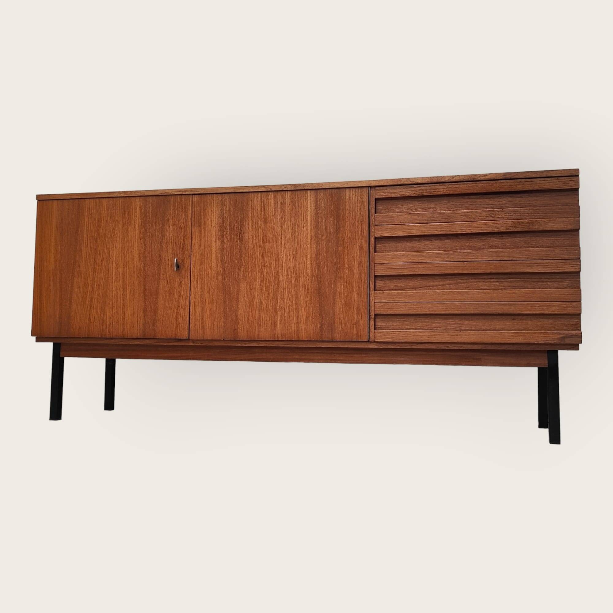 Buffet du milieu du siècle