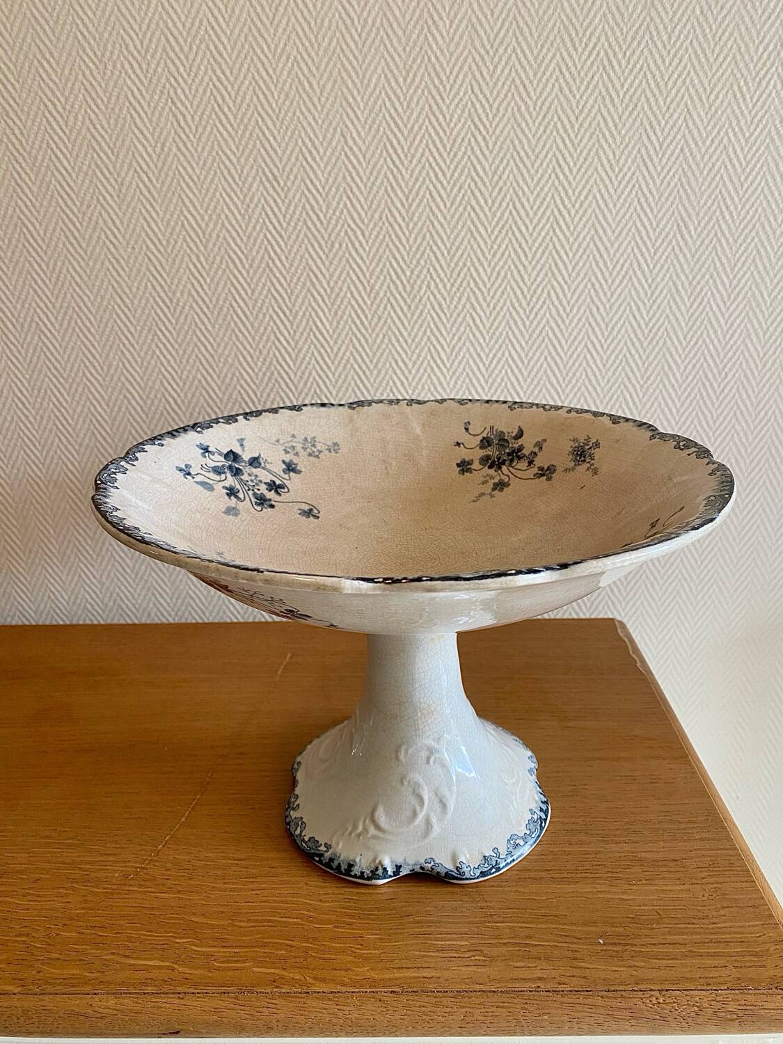 Antique fruit bowl signed E. Bourgeois Paris Grand Dépôt late 19th century