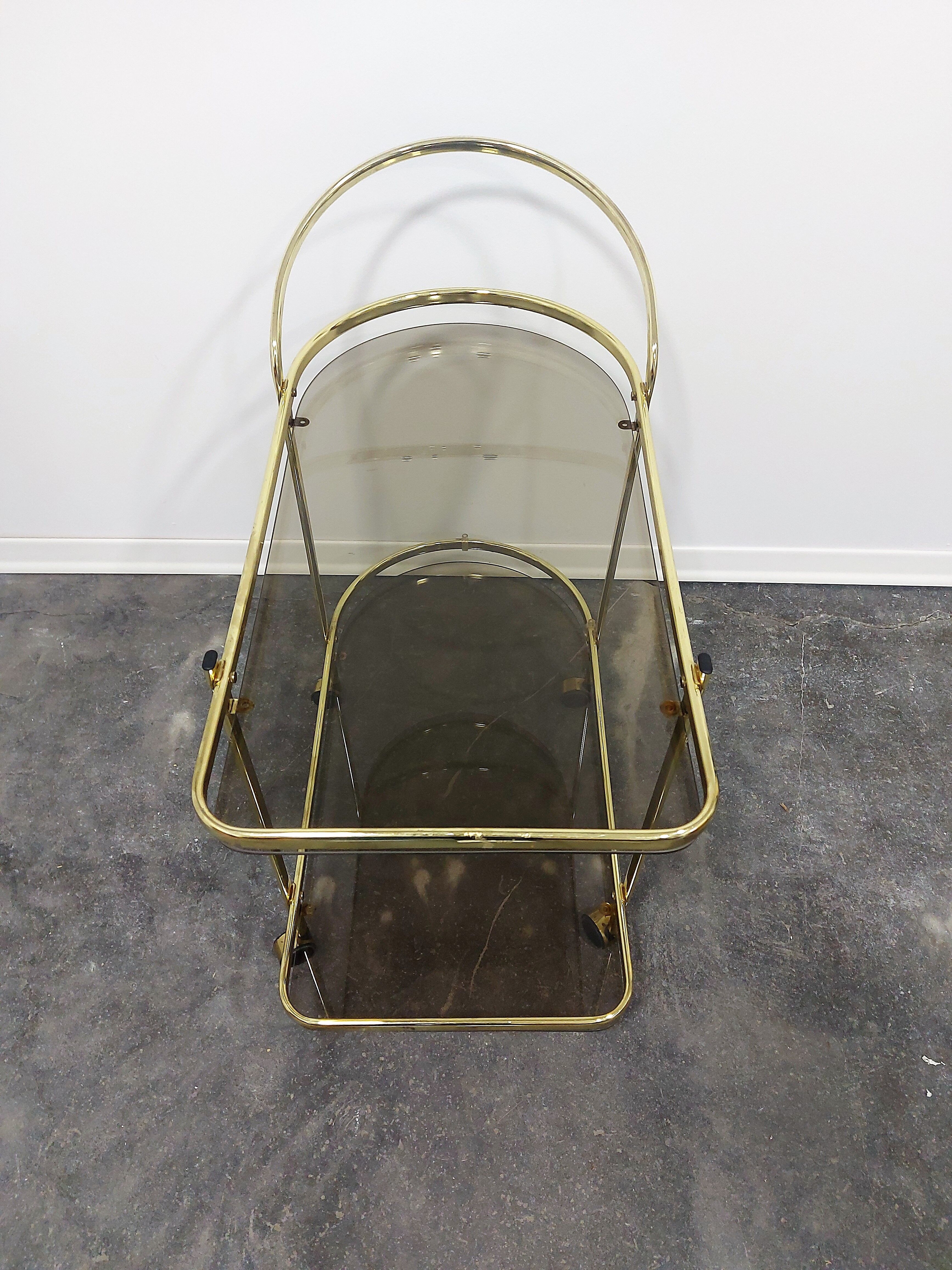 Desserte en laiton et verre fumé des années 1960