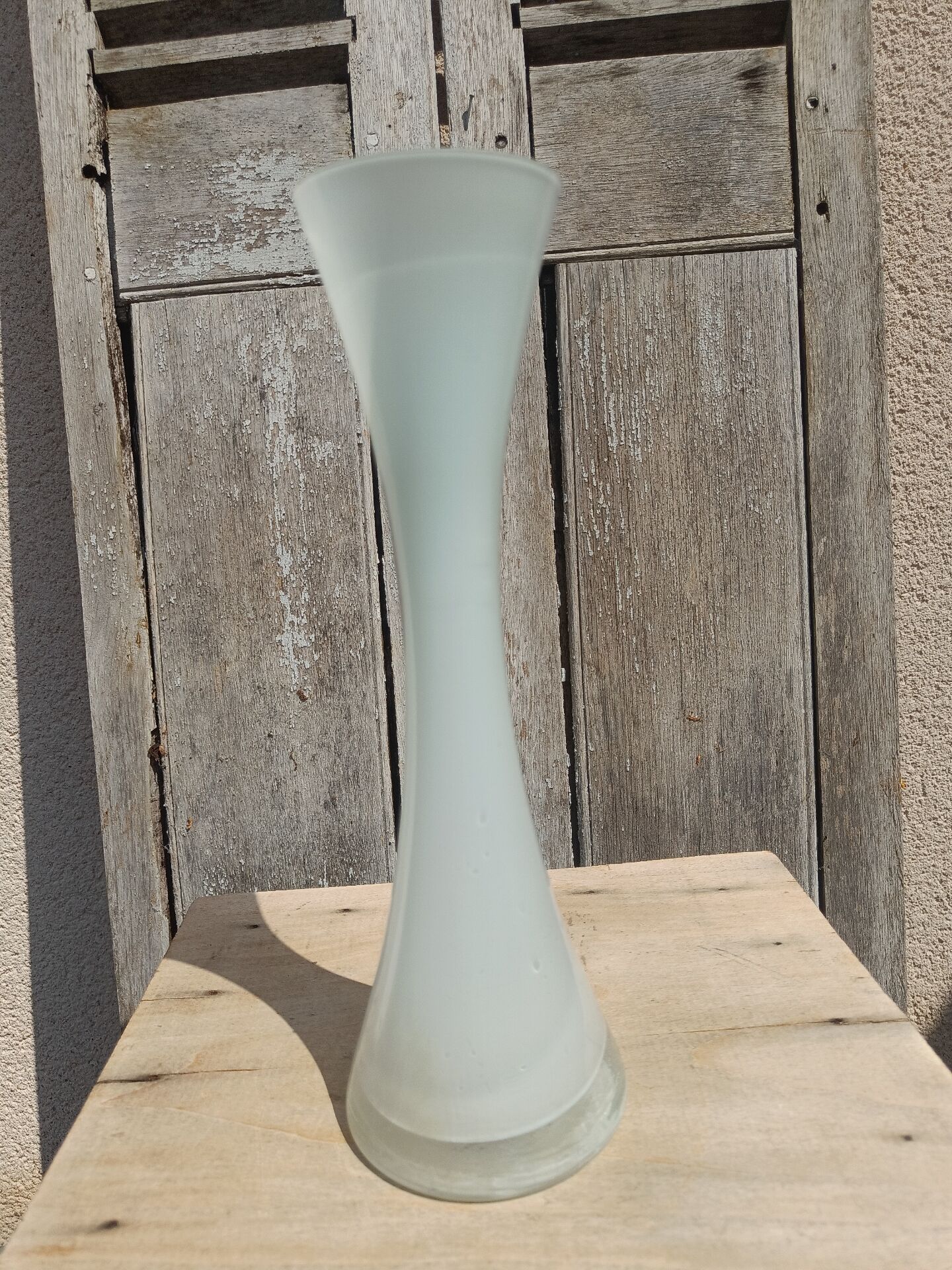 Single-stem vase in white opaline glass