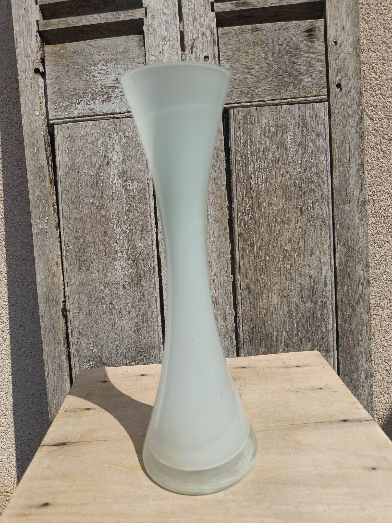 Single-stem vase in white opaline glass