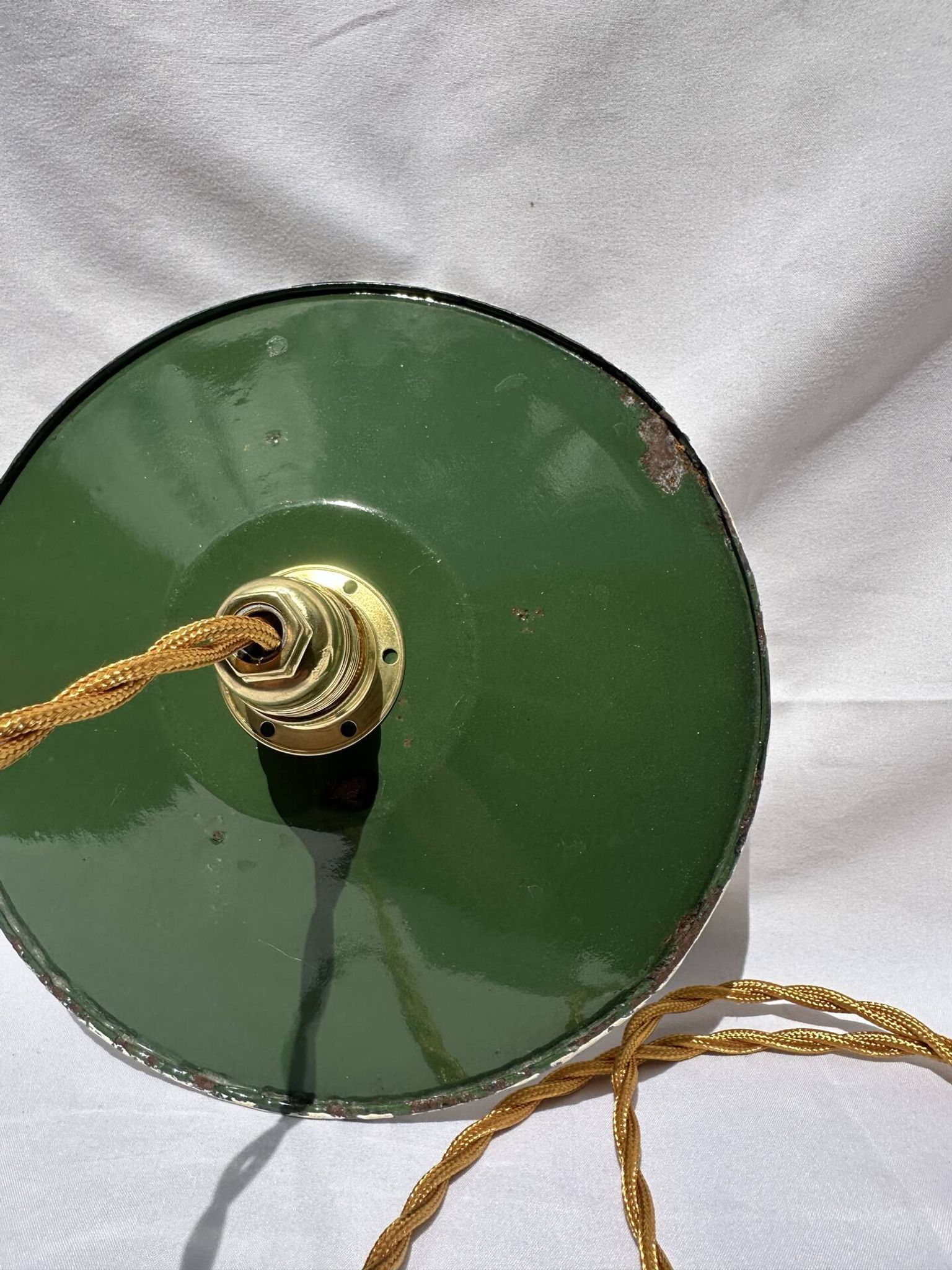 Suspension vintage indus tôle émaillée verte et blanche mini