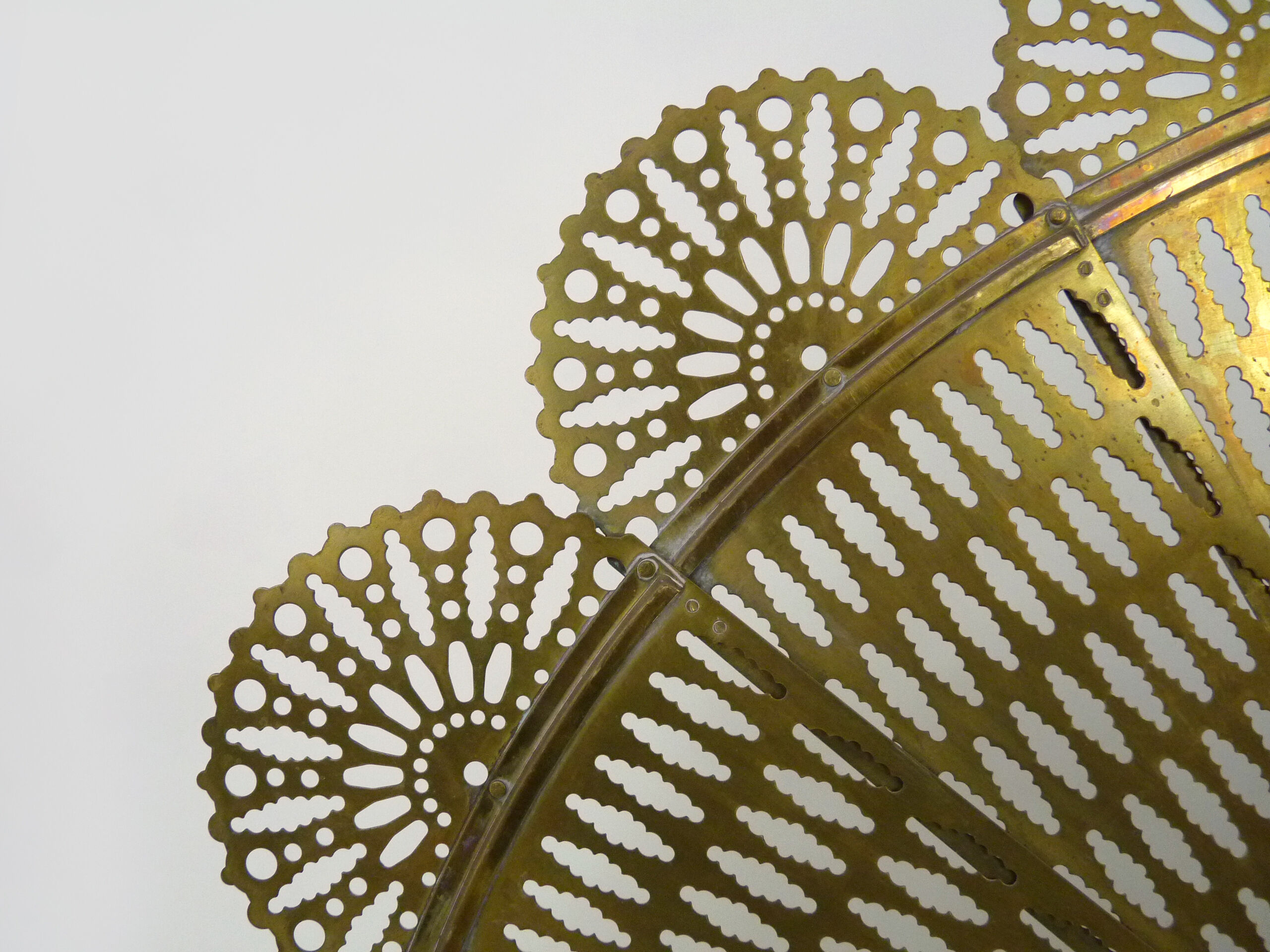 Old chimney fire barrier in fan. Gilded bronze. XIXth