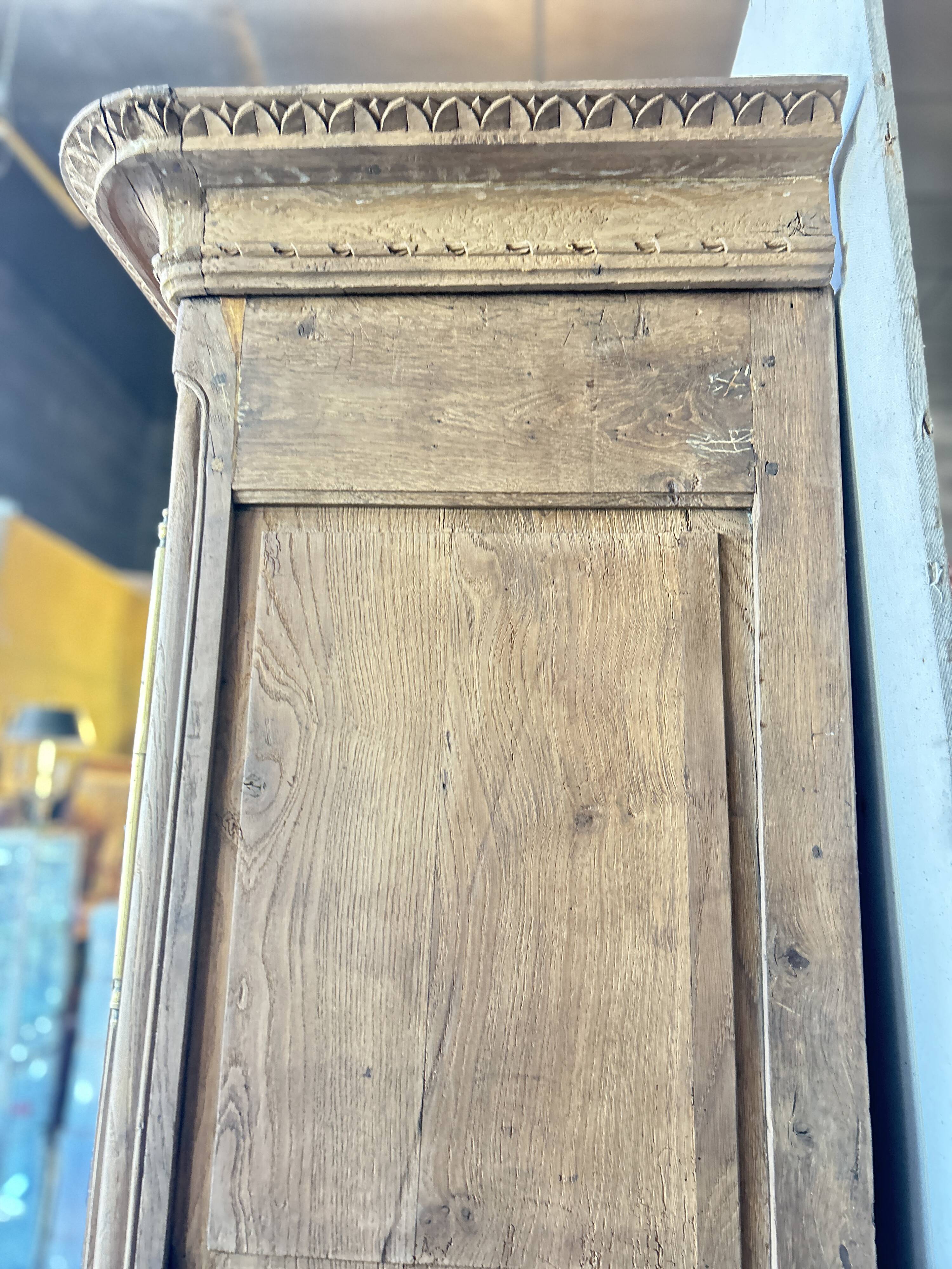 Armoire ancienne ,deux portes,  en chêne décapée, Style Louis XV