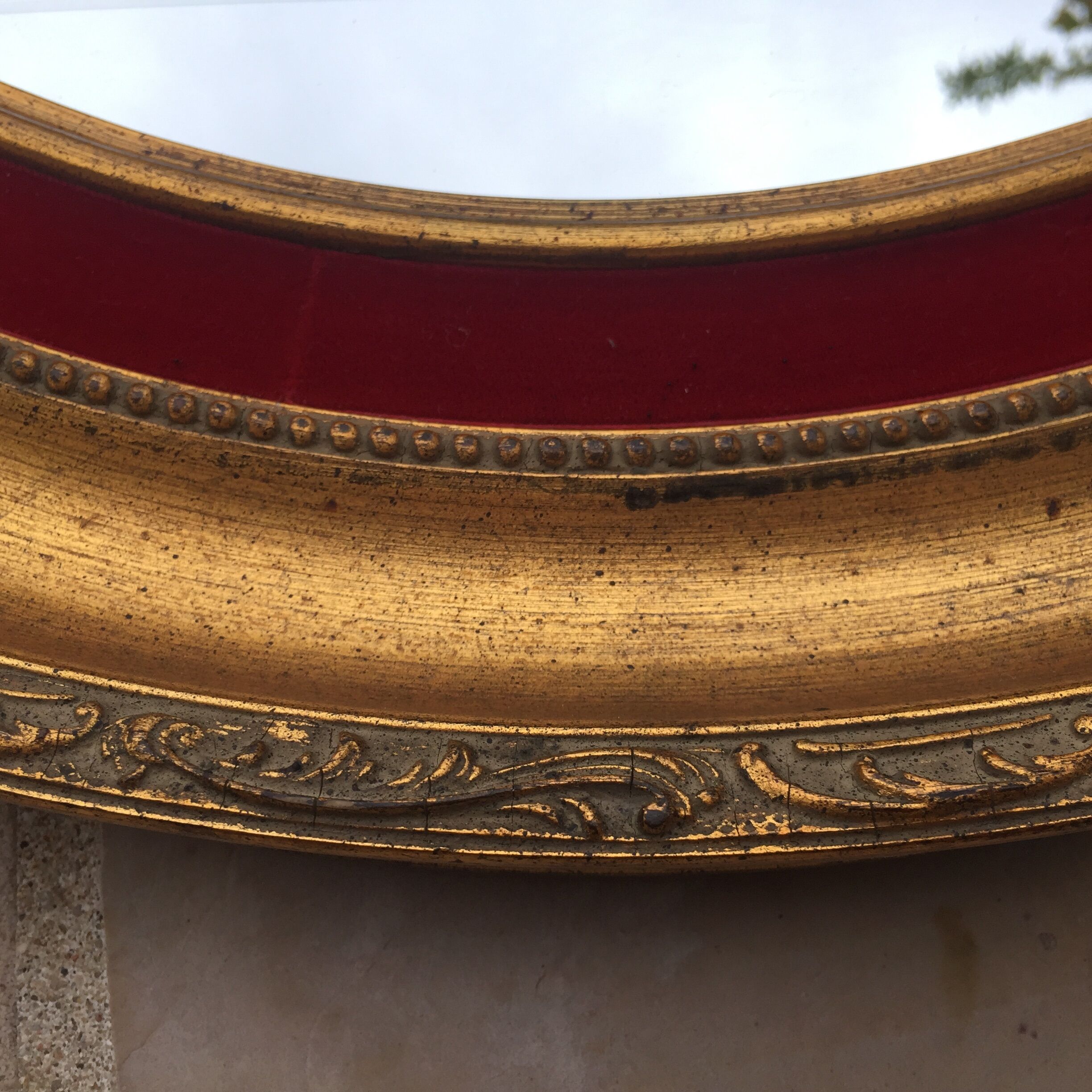 Miroir ovale en bois doré 76 x 67 cm