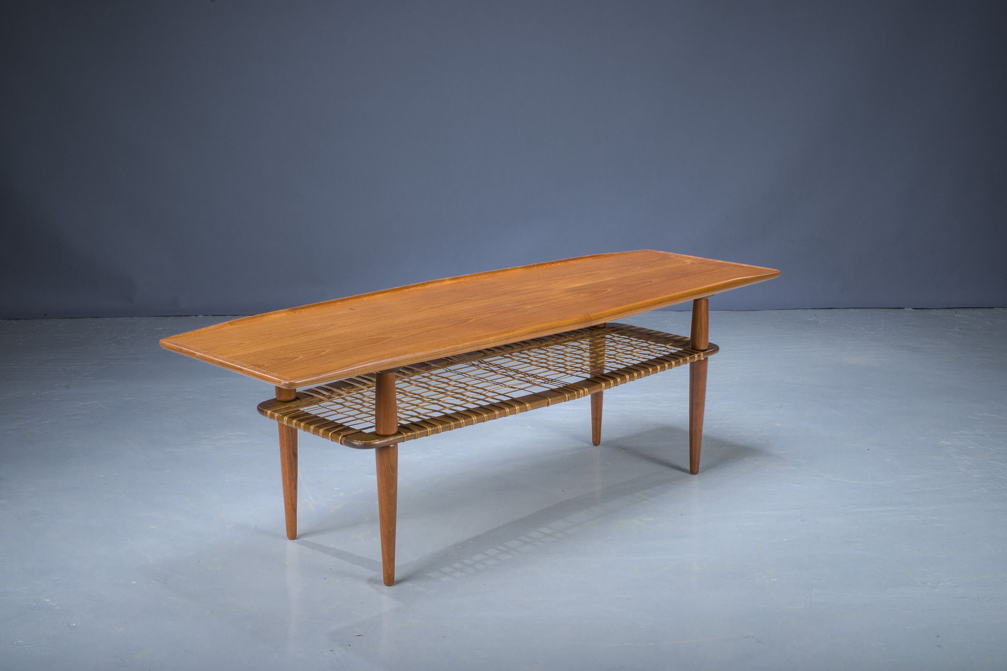 Table basse mid-century en teck et rotin