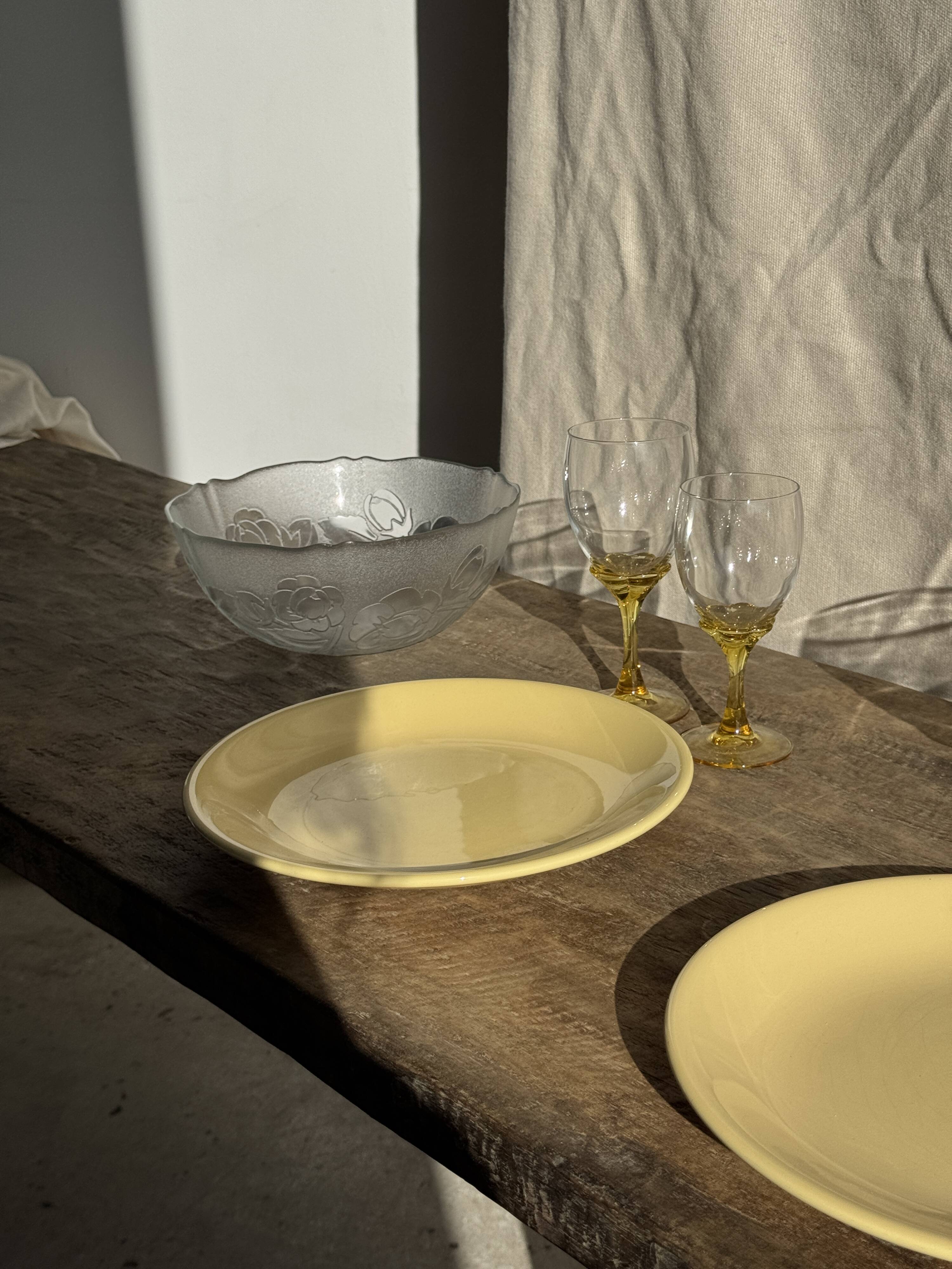 Set of 6 vintage yellow stemmed glasses: consisting of 4 large and 2 small.