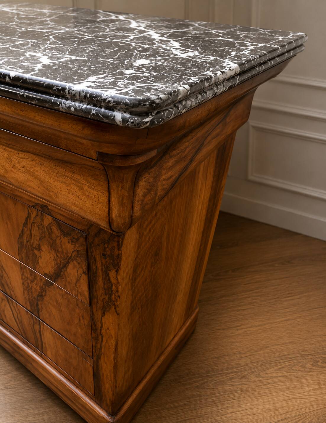 Commode d’époque Louis-Philippe en ronce de noyer, milieu du XIXe siècle