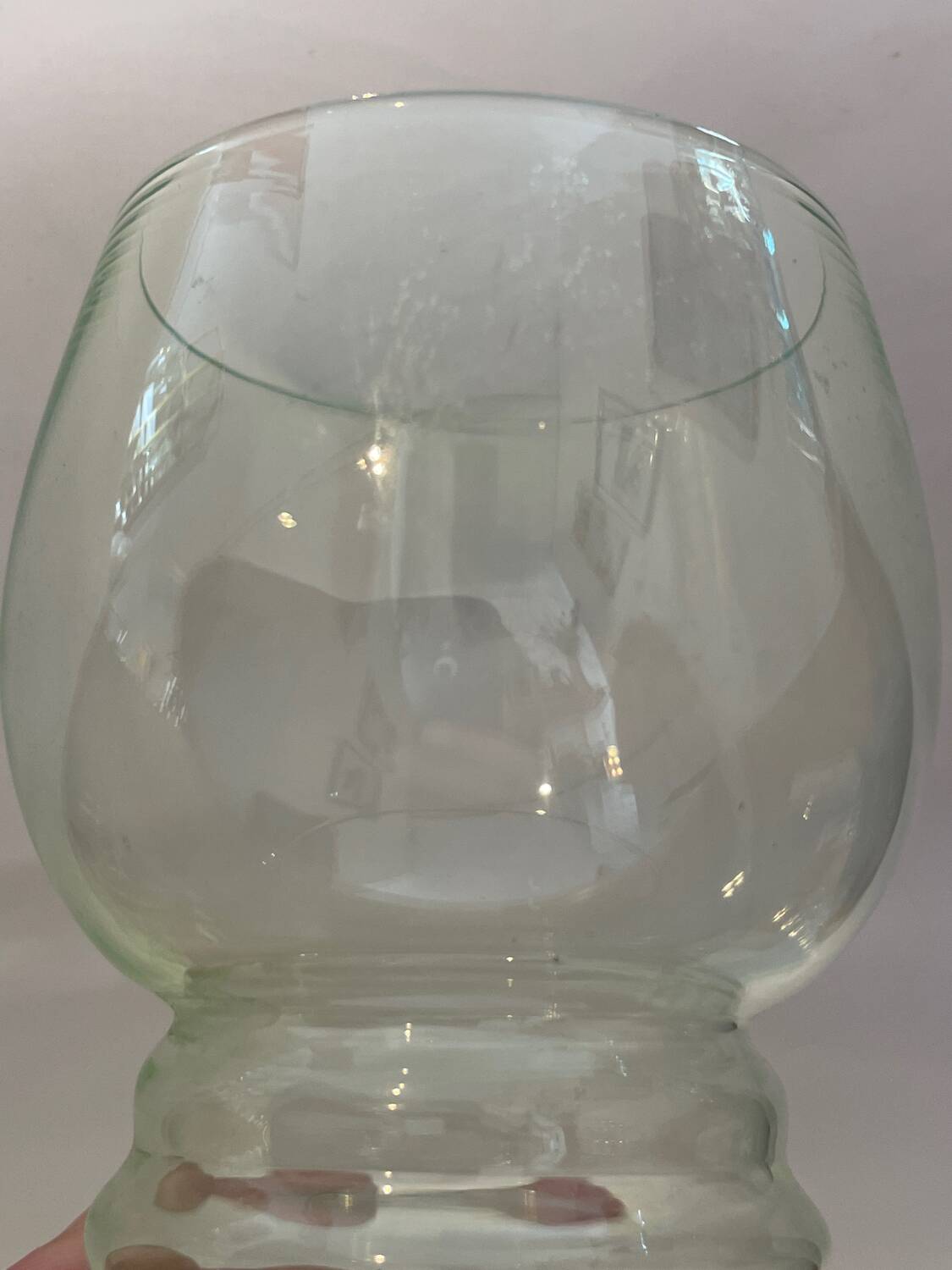 Art Deco carafe and its two glasses, in uraline