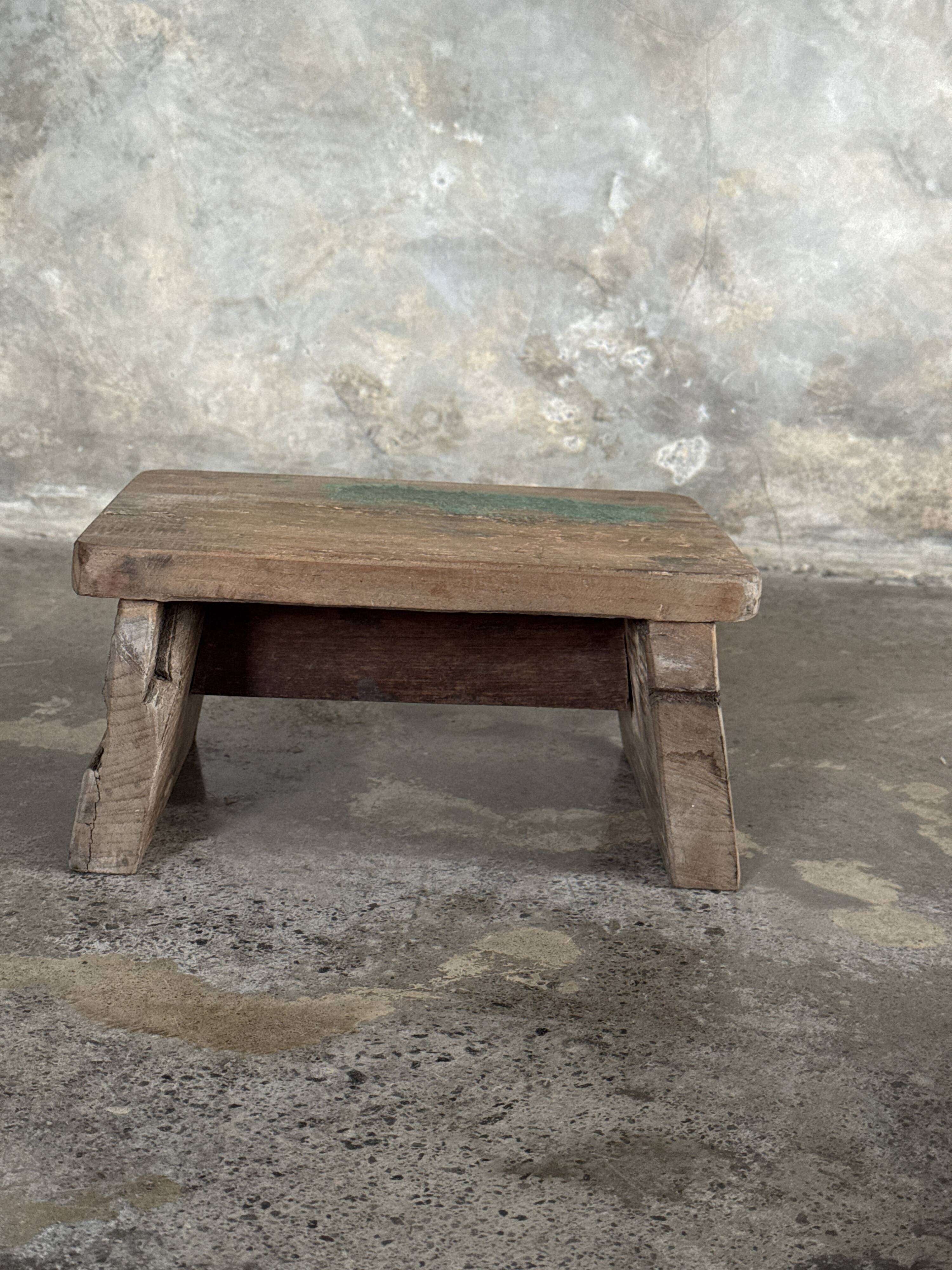 Tabouret d'appoint en teck upcyclé, traces de chromie verte