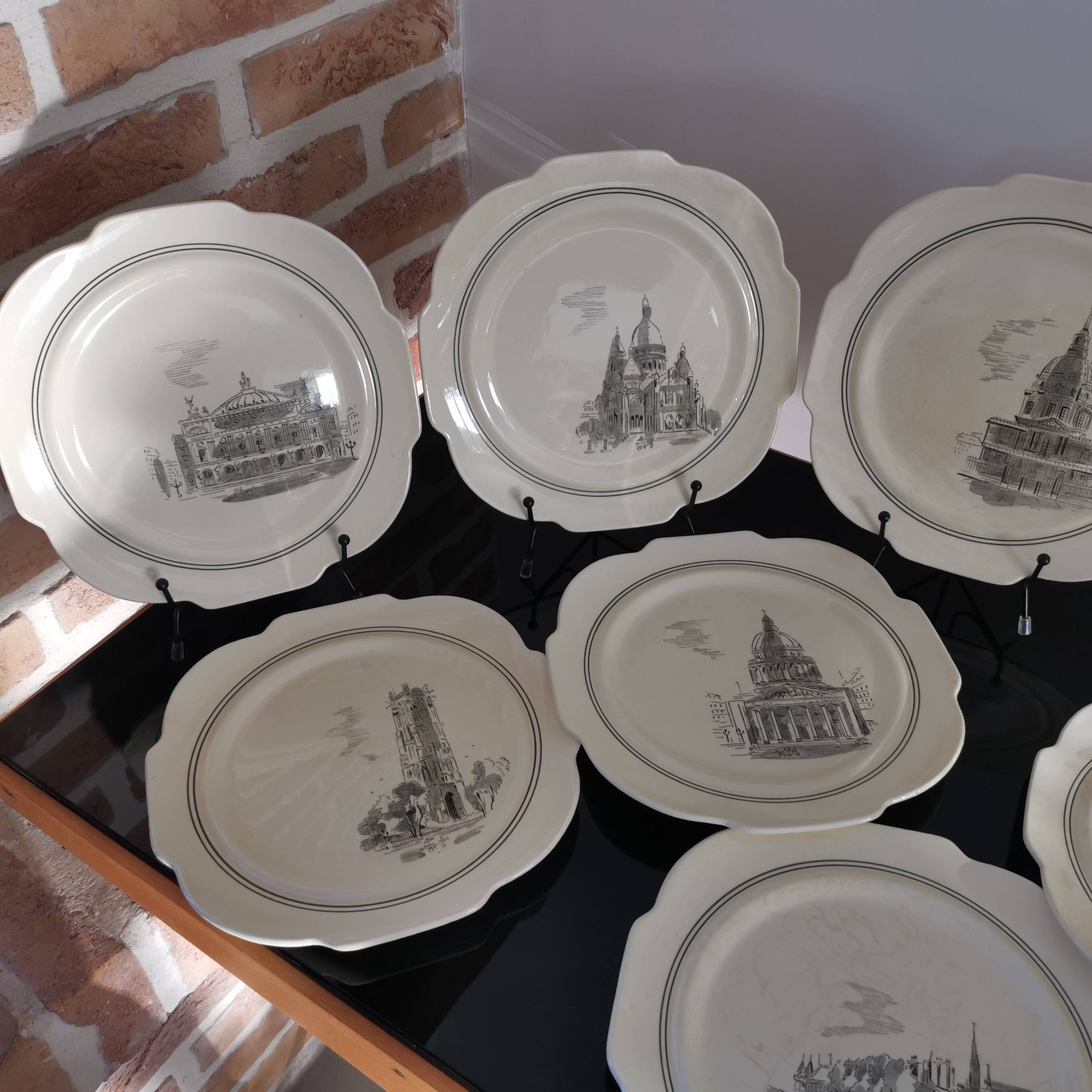 Série de 12 assiettes à dessert et son plateau à gâteaux Gien Paris Monuments