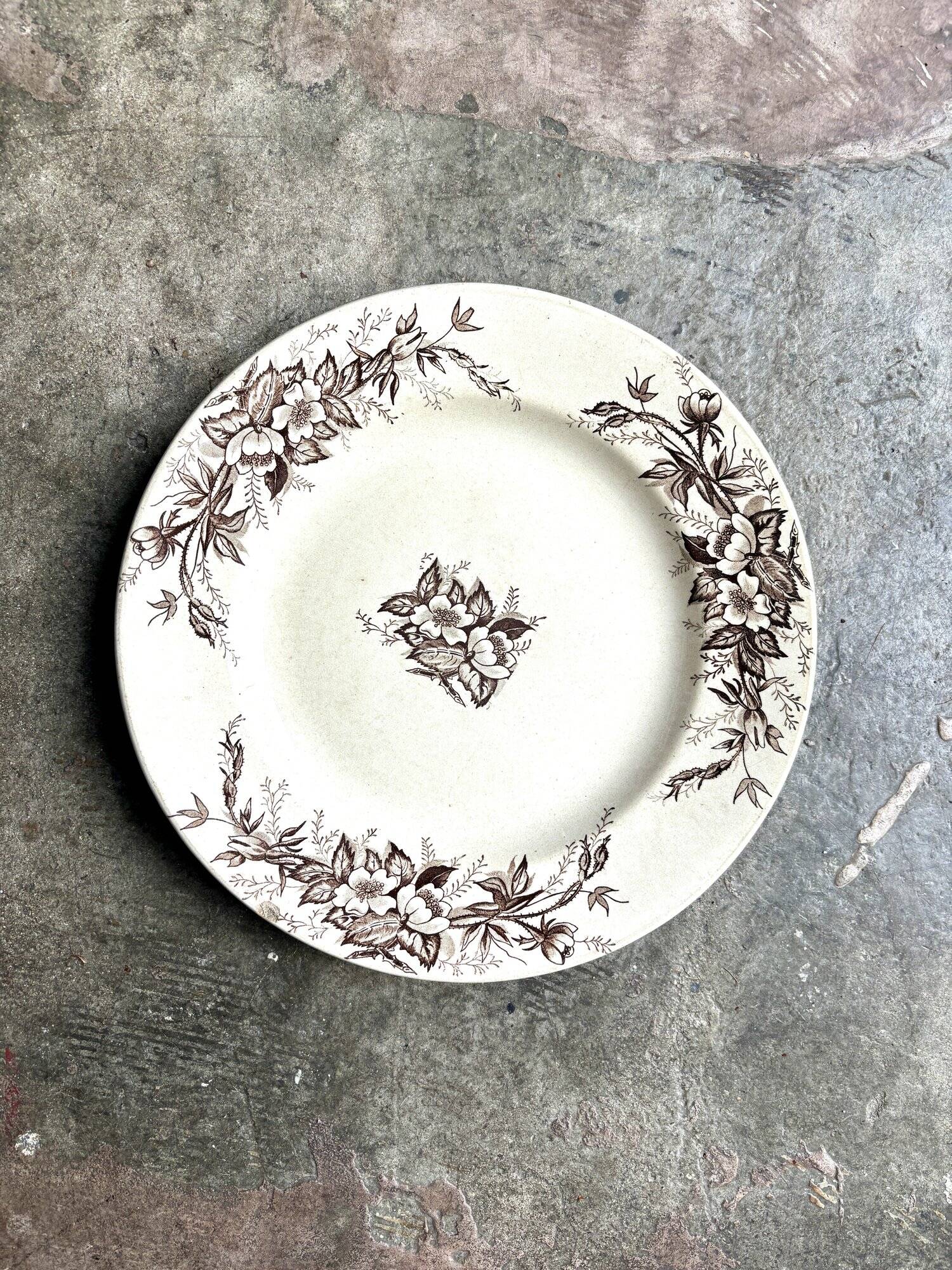 HB&Cie round dish in iron earth