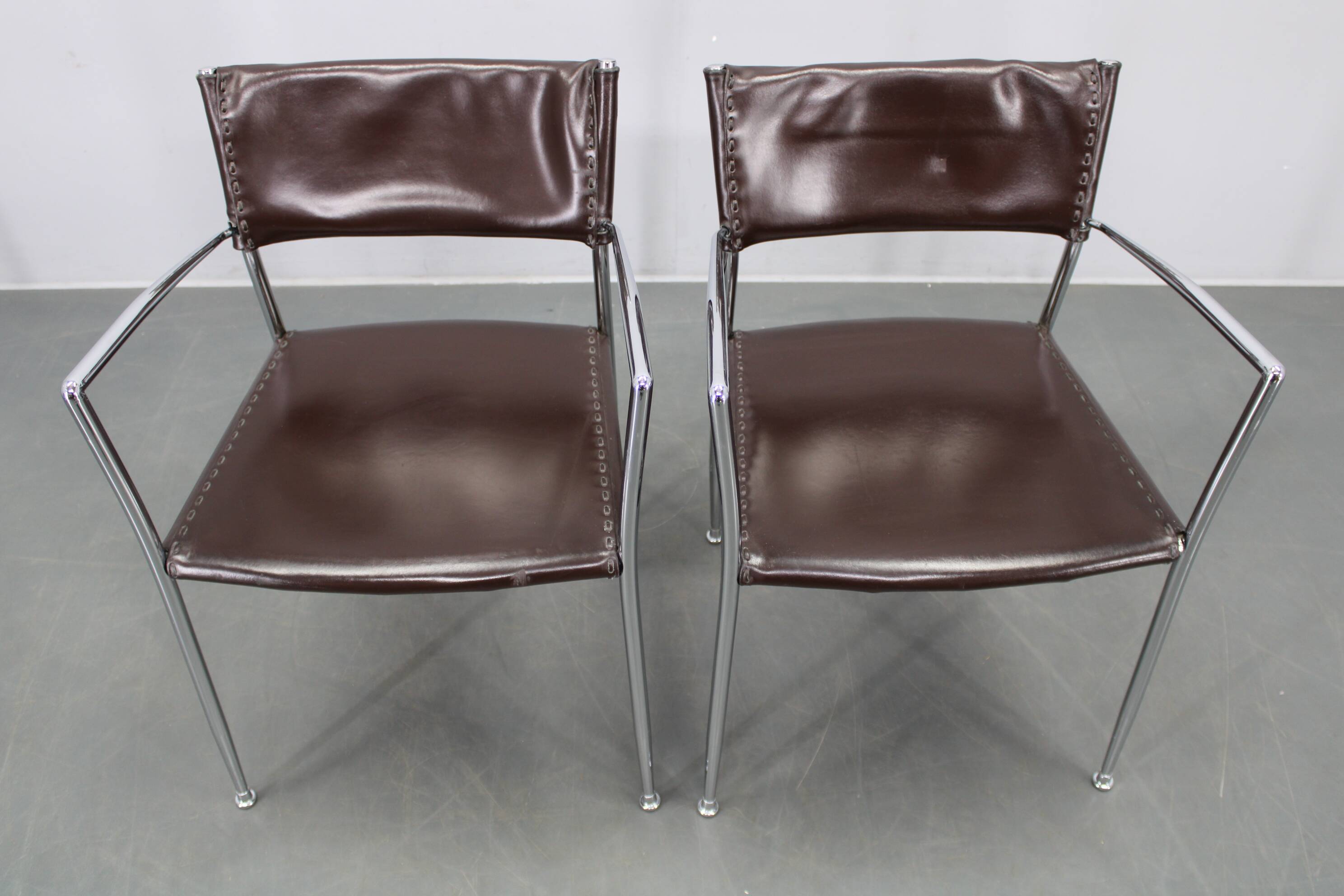 Ensemble de six fauteuils en cuir italien et chrome par Arper.