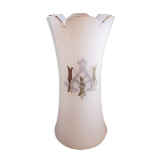 Vase en opaline au col découpé, forme de couronne - milieu 19e siècle