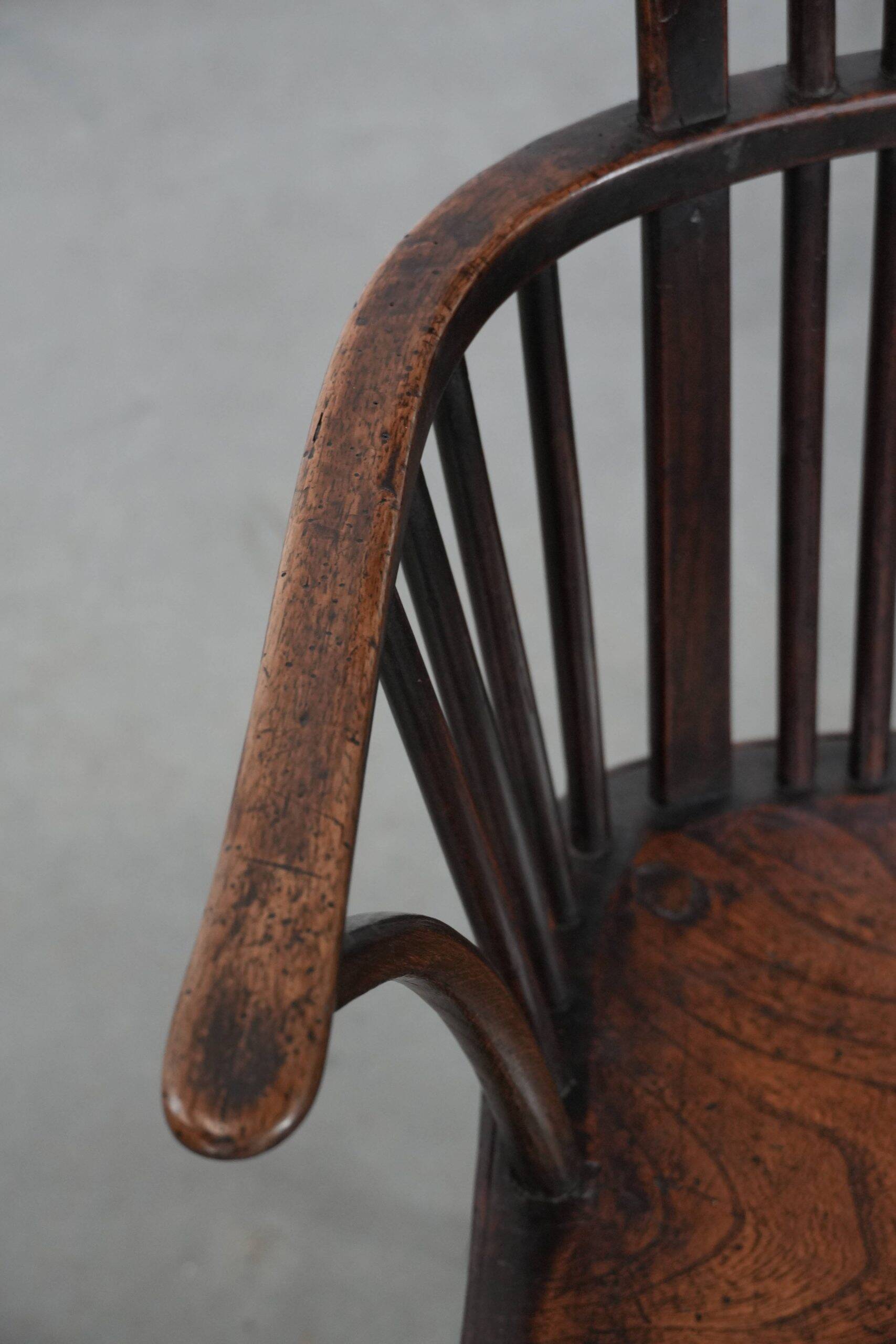 Antique English Windsor chair from the 18th century with spindled backrest