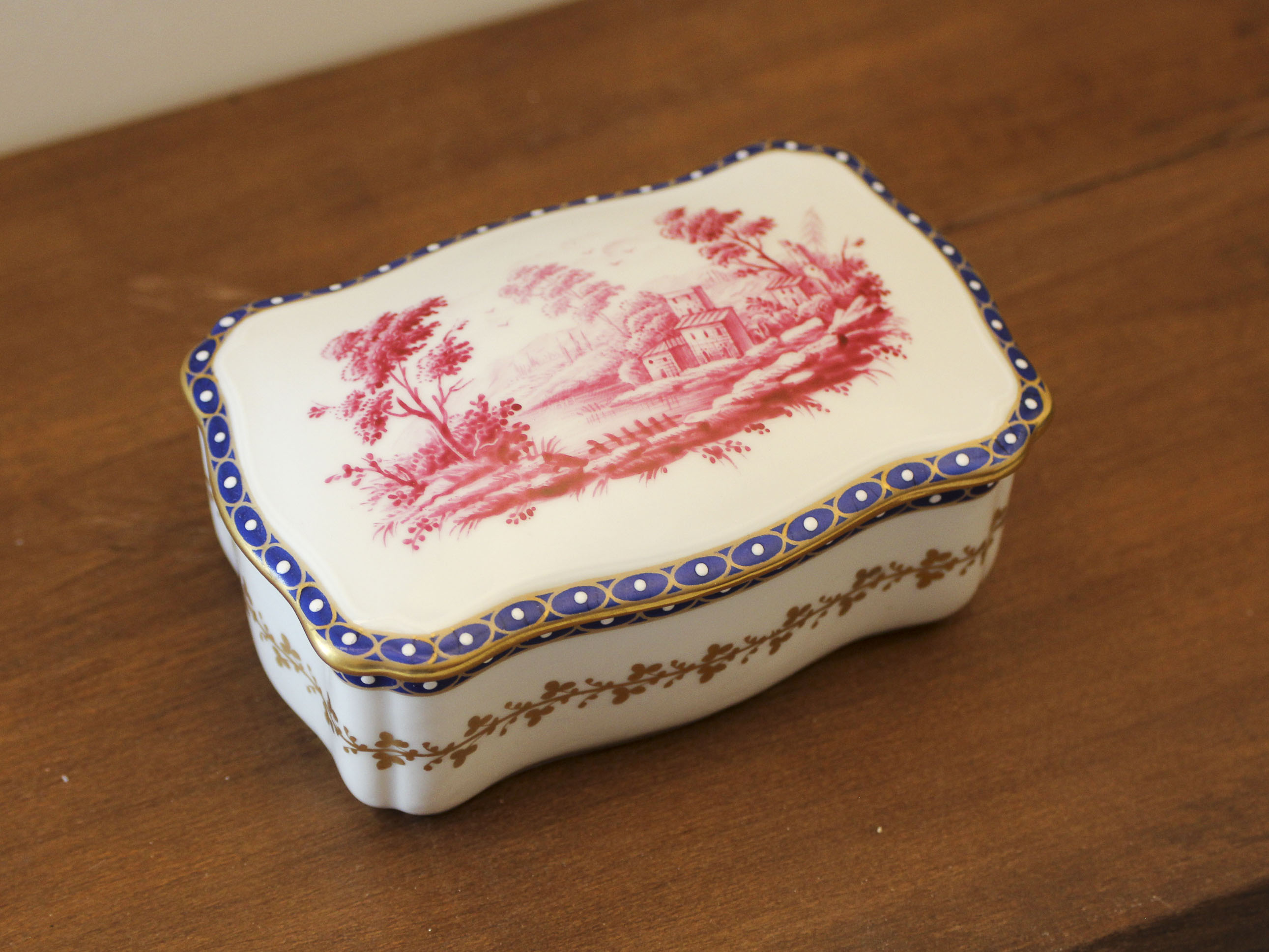 Porcelain box with 18th century Decoration Richard Ginori