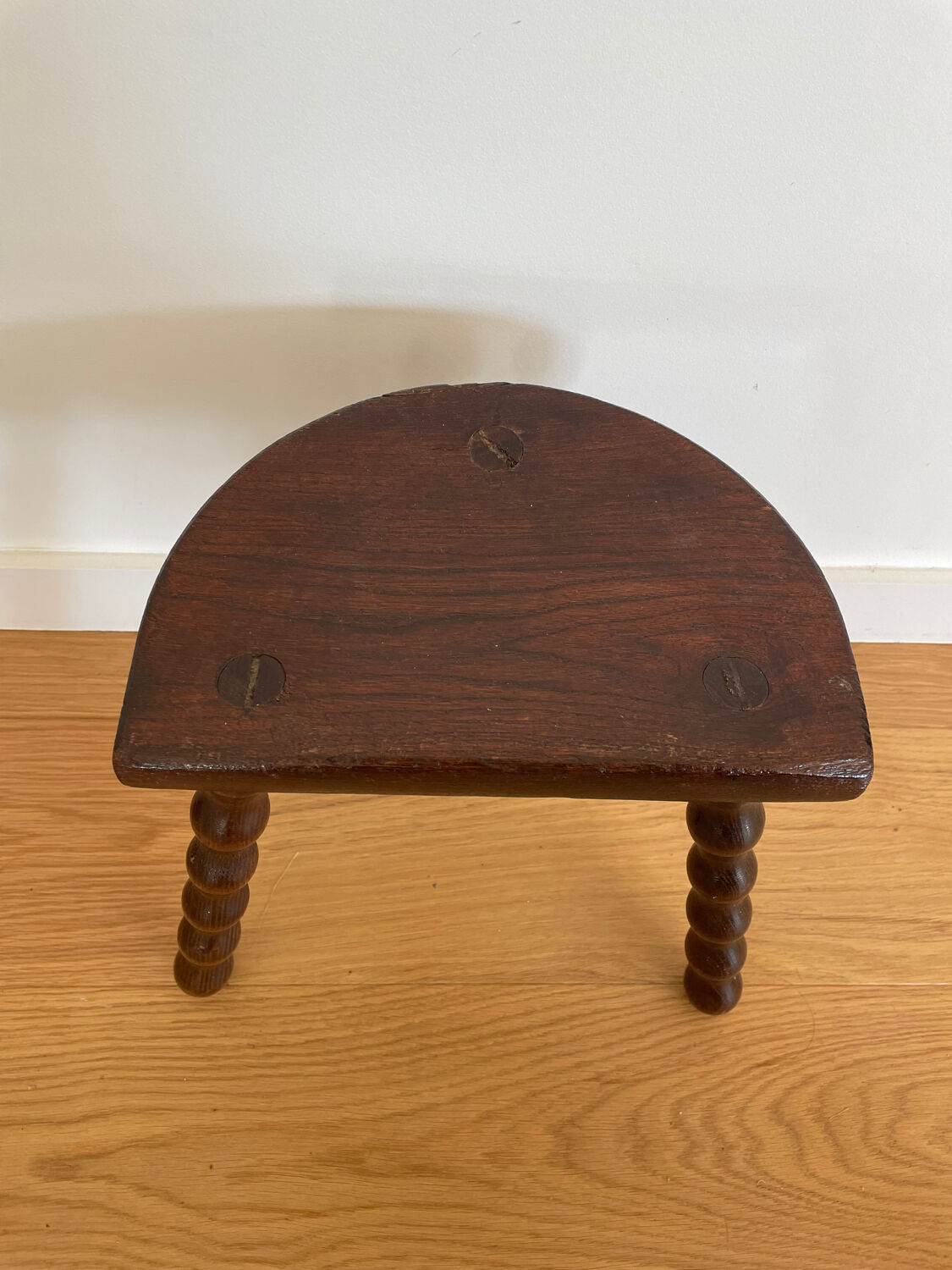 Ball foot tripod stool