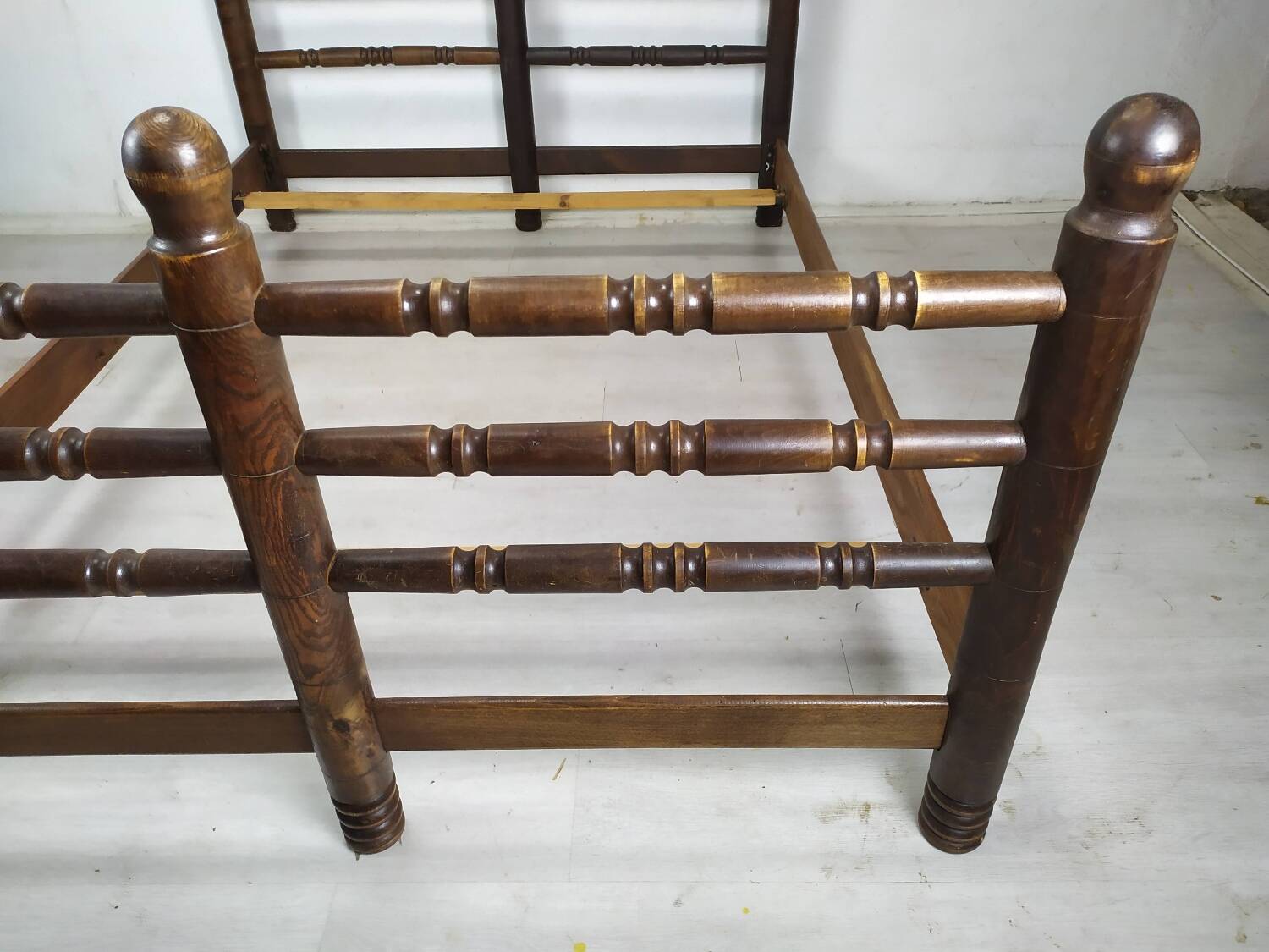 Lit brutaliste art déco