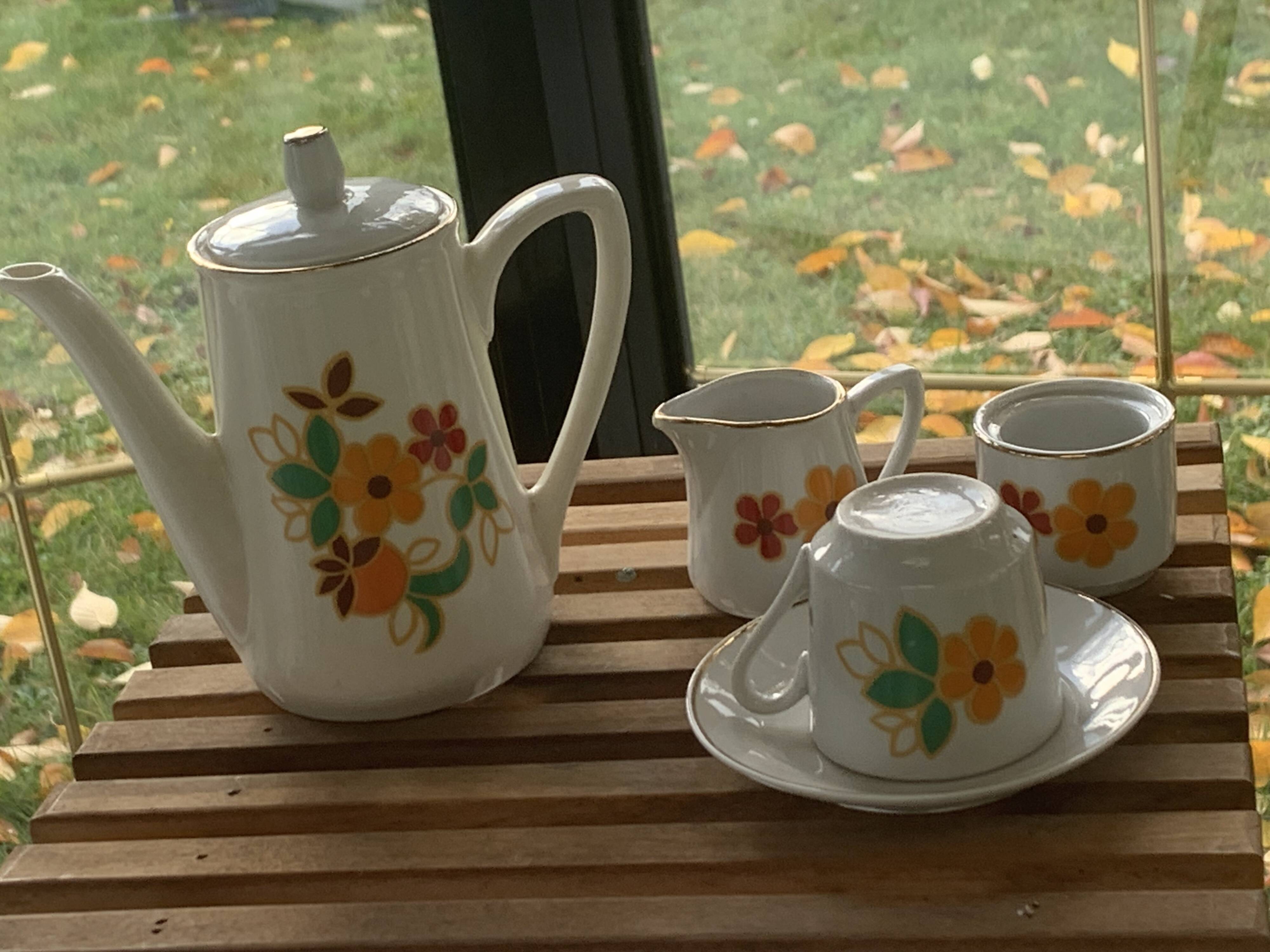 Porcelain dinette for dolls consisting of a coffee maker, cups and saucers, vintage