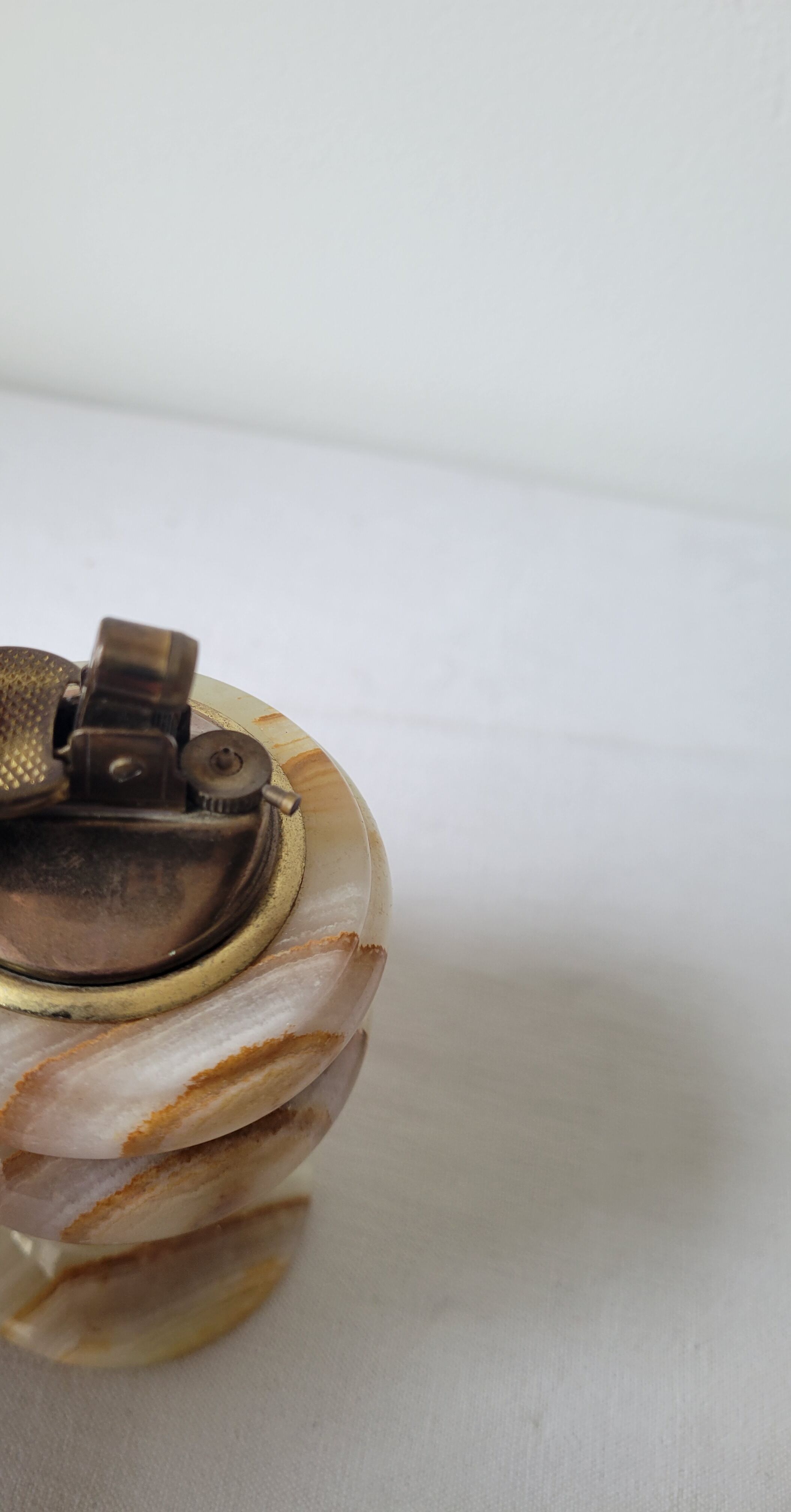 Onyx table lighter