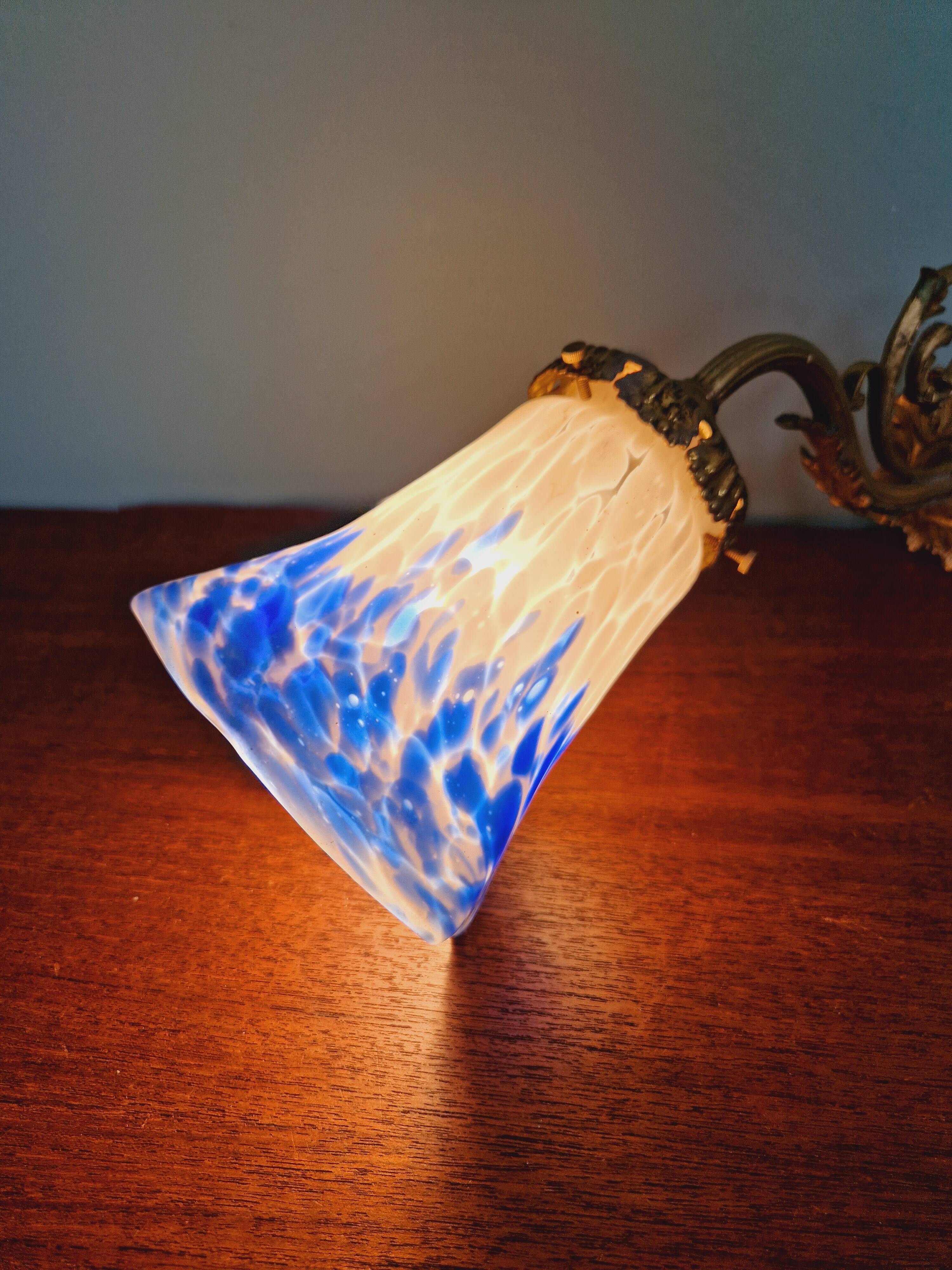 Wall light in gilded bronze and blue and white speckled glass