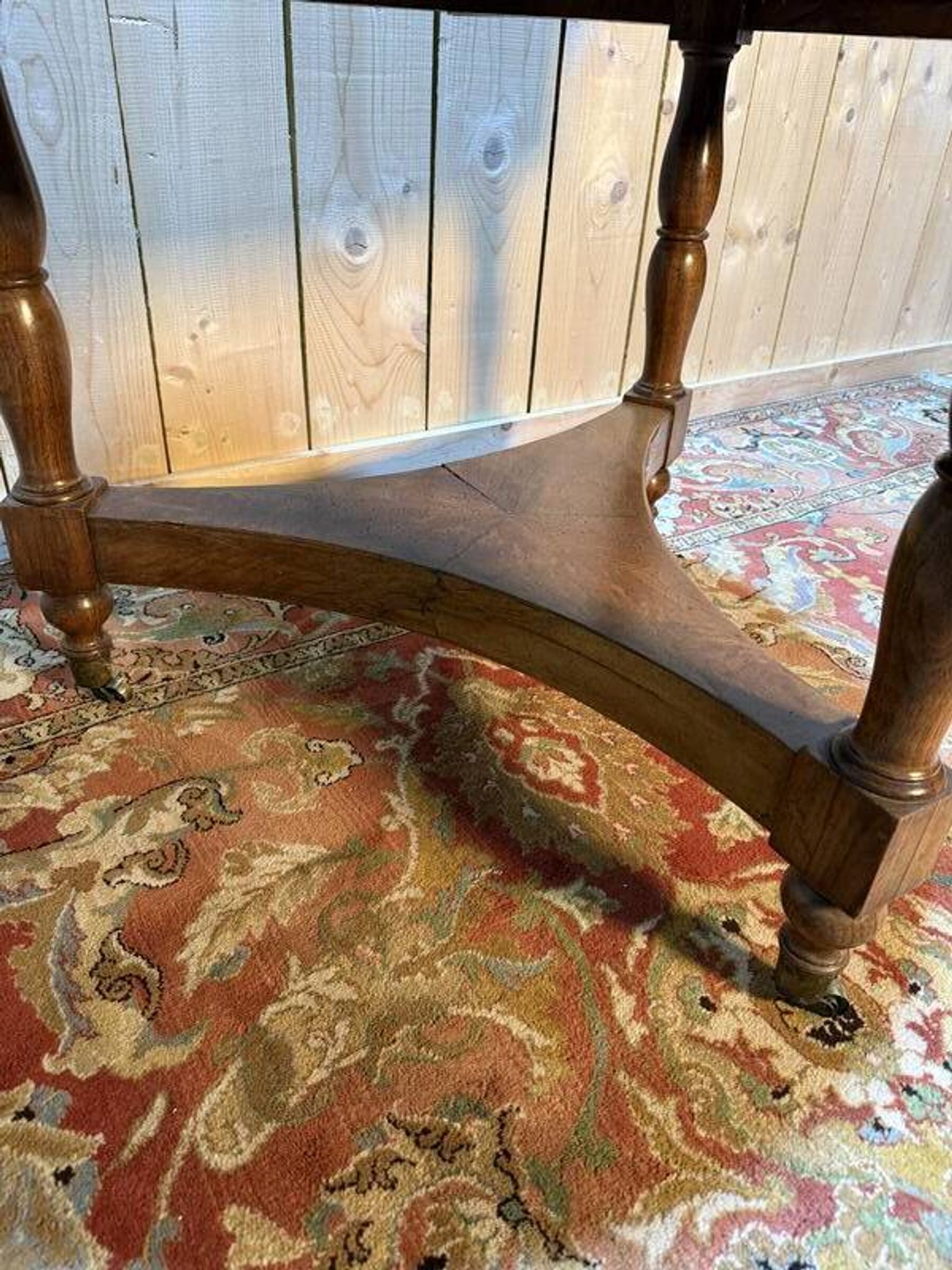 Table ronde d'appoint - Guéridon époque Louis Philippe en noyer massif