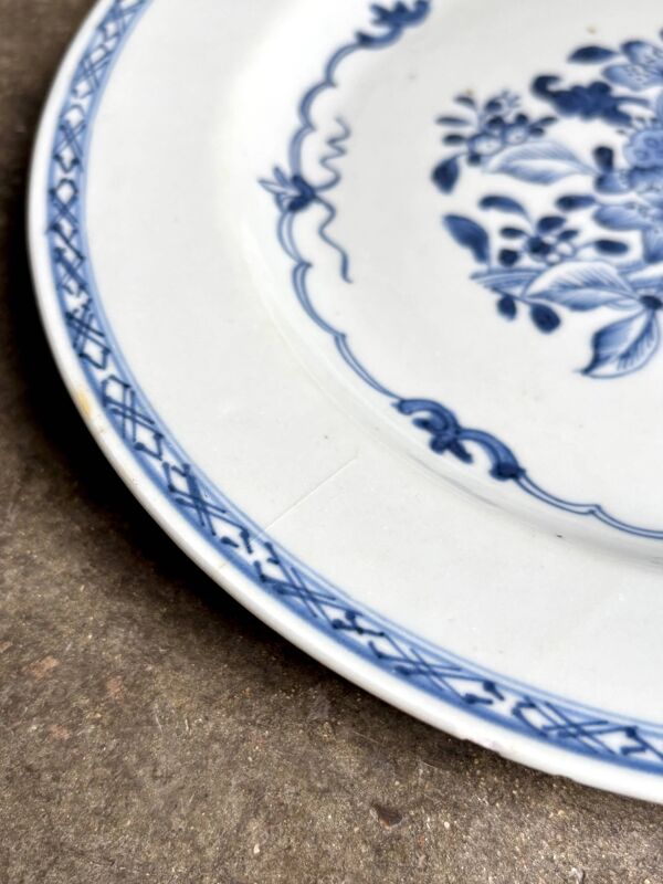Assiette plate en porcelaine peinte à la main, Asie XIXème s.