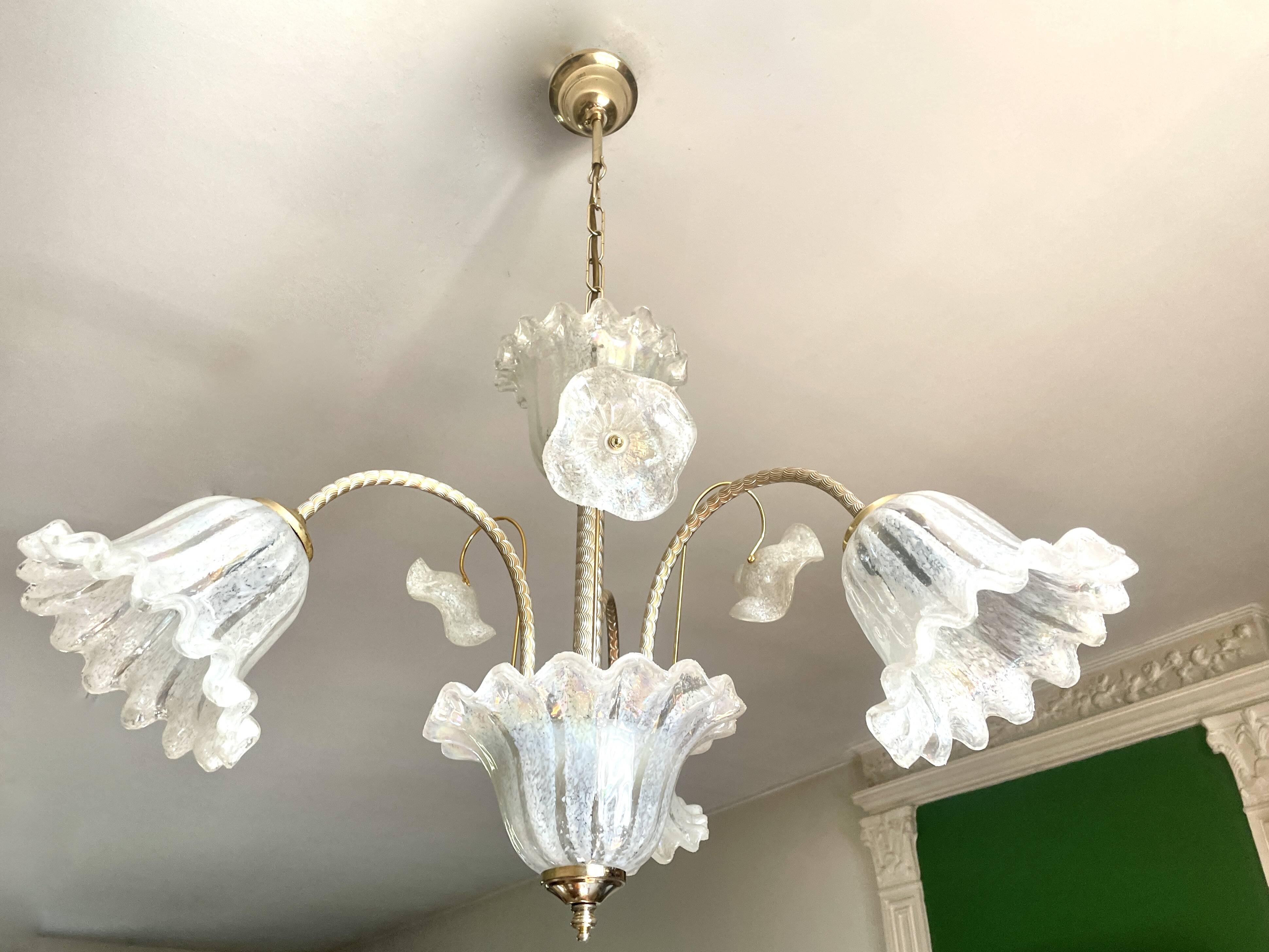 Murano chandelier with 3 iridescent flowers, 1980.