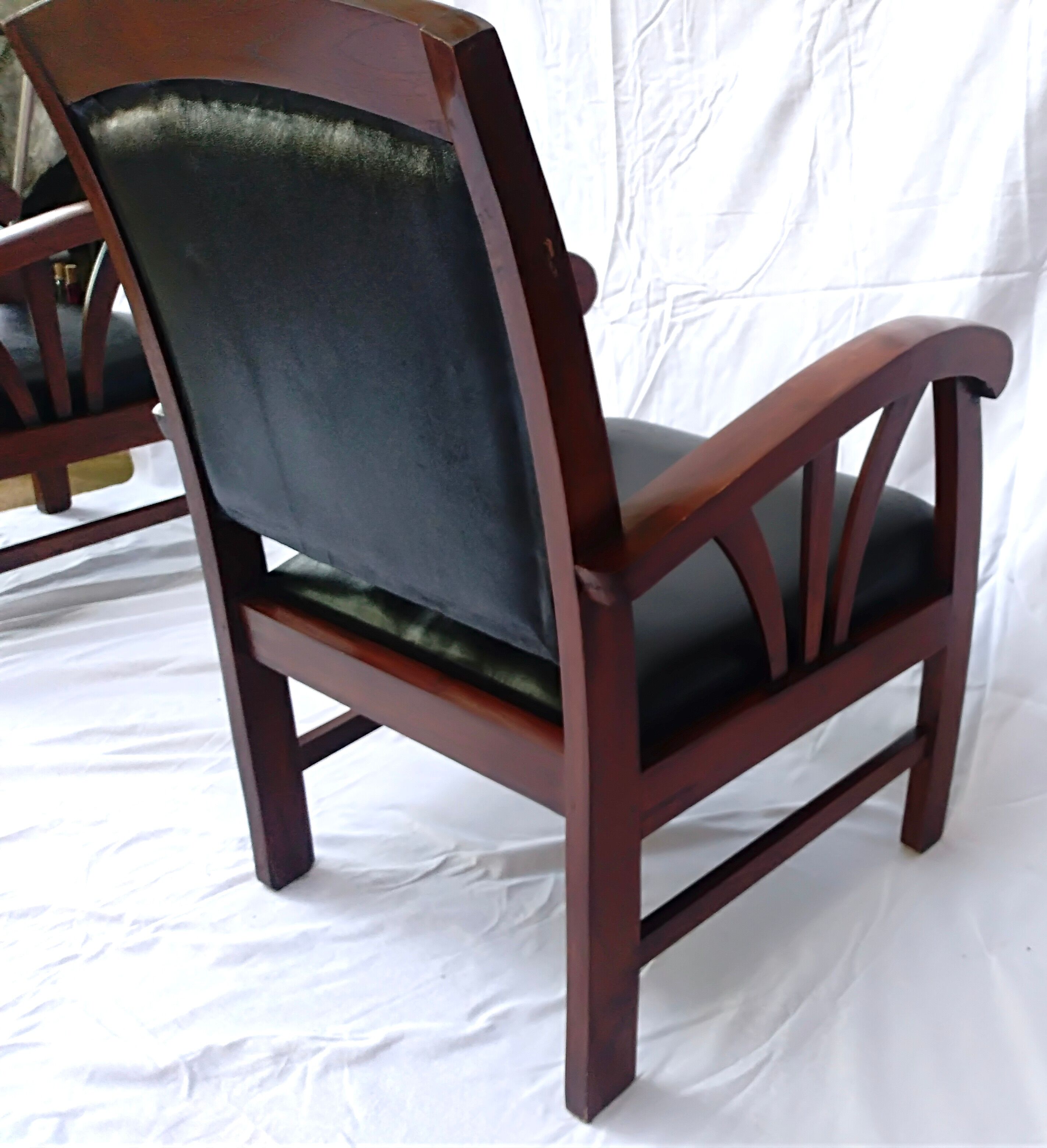 Paire de fauteuils style colonial bois et cuir de chèvre