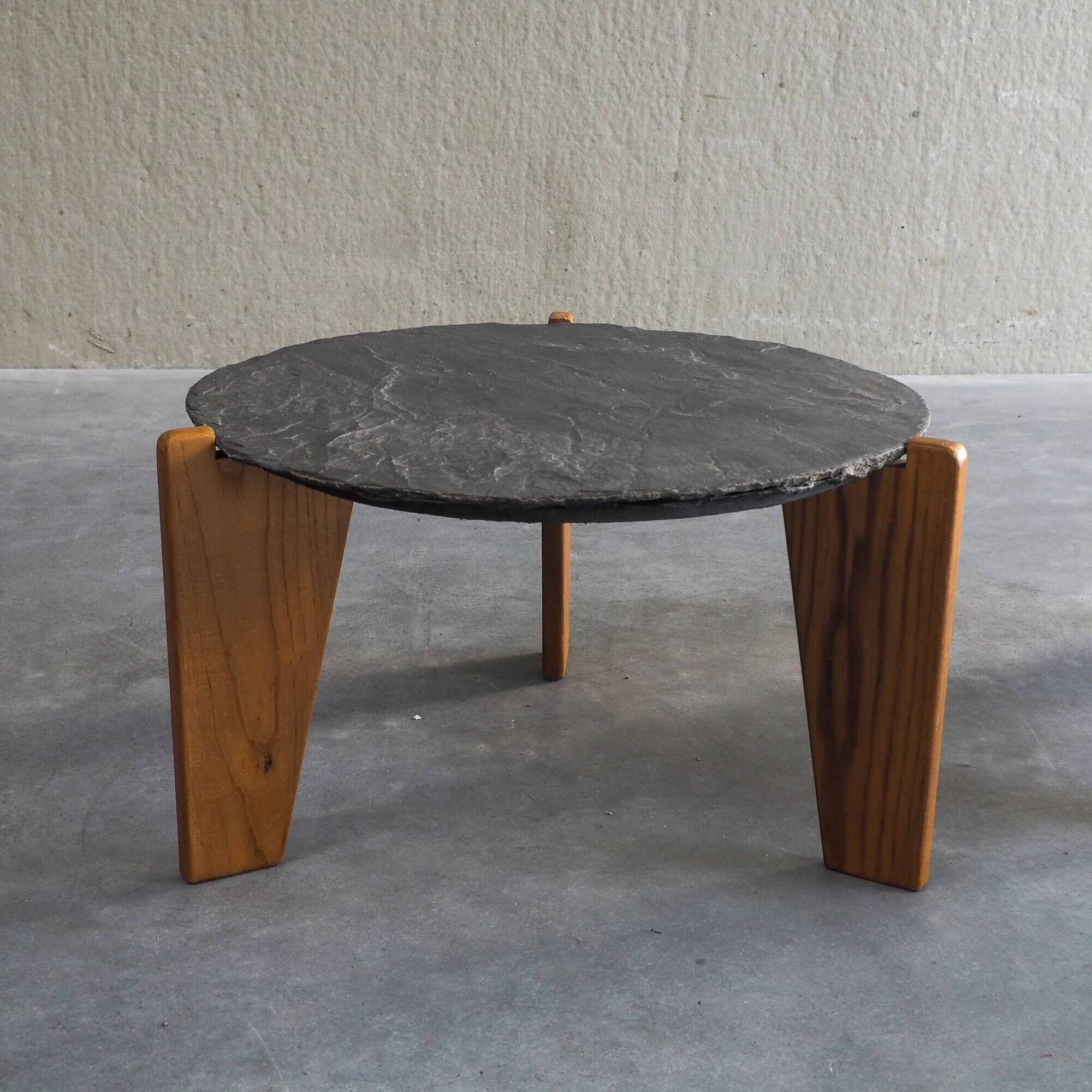 2 tables d'appoint en ardoise et bois de pin de style brutaliste