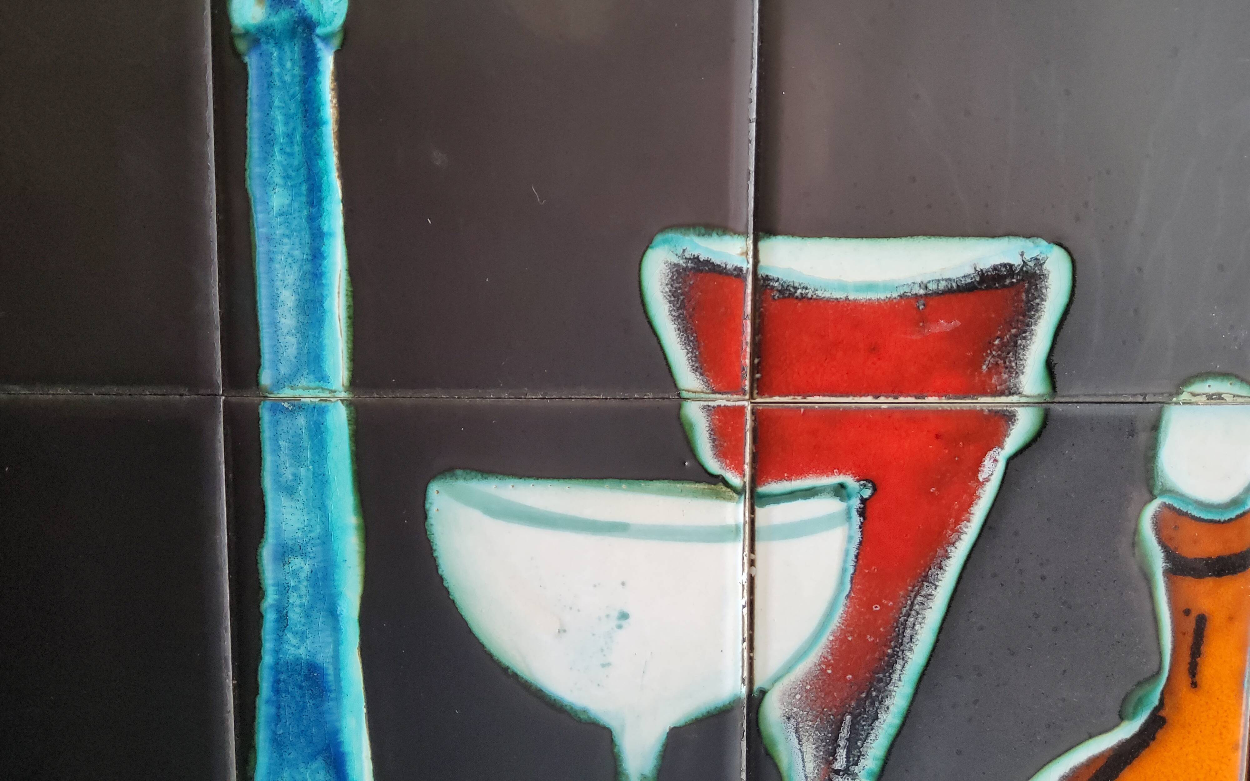 Vintage row with sliding doors and ceramic decoration