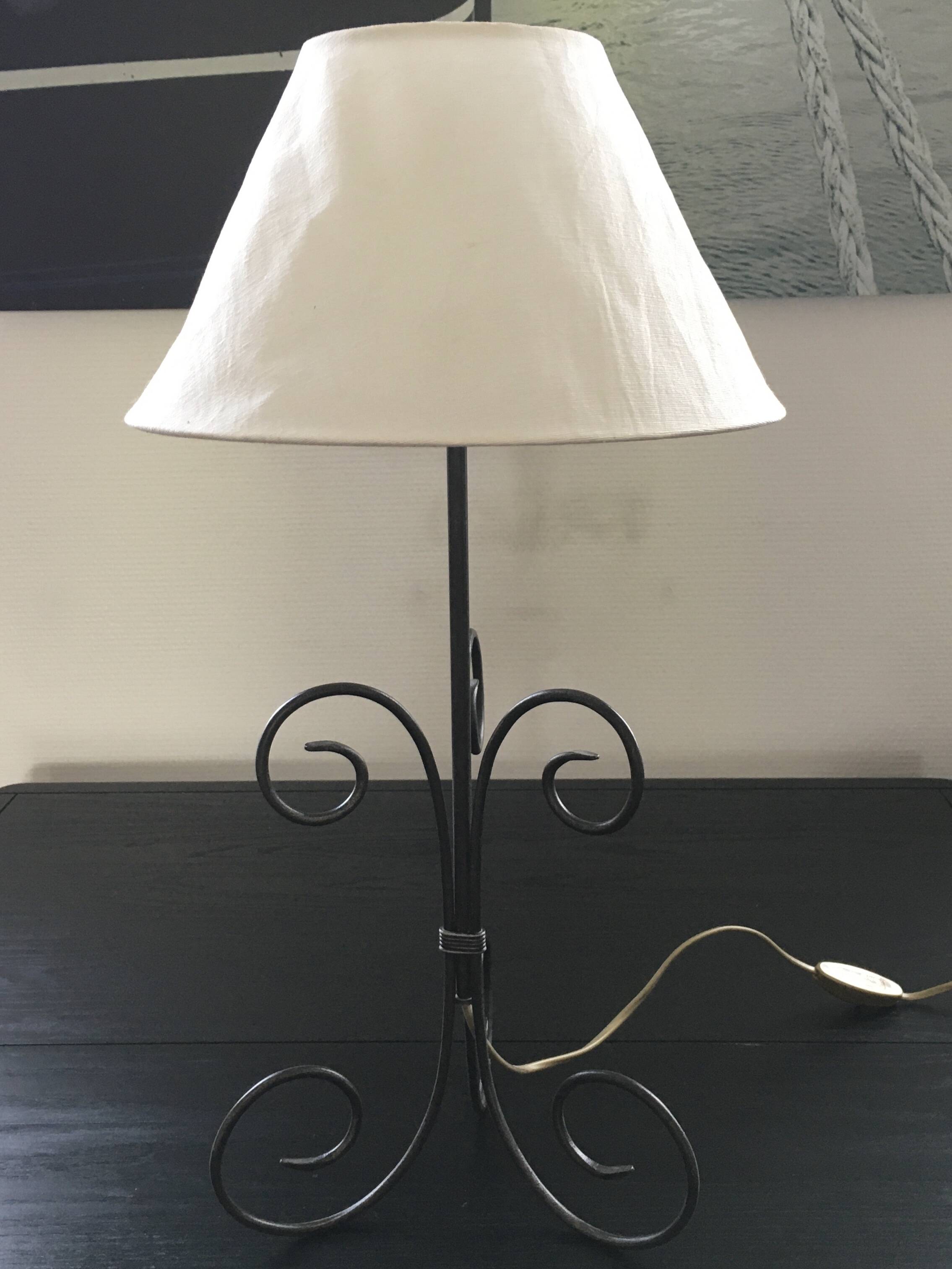 Tripod spiral lamp