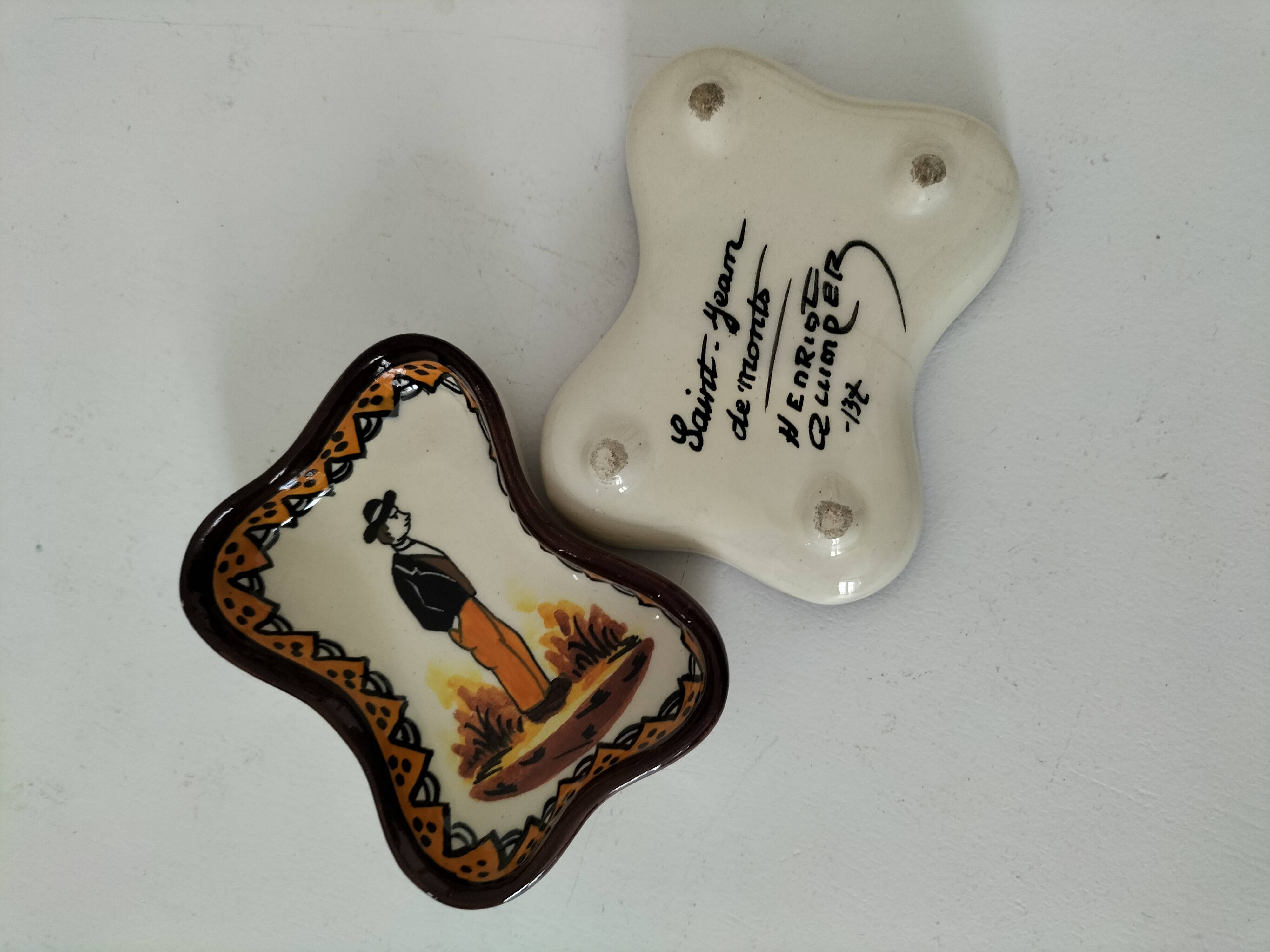 Pair of Henriot Quimper pocket emptiers model 137 – personalized Breton decor