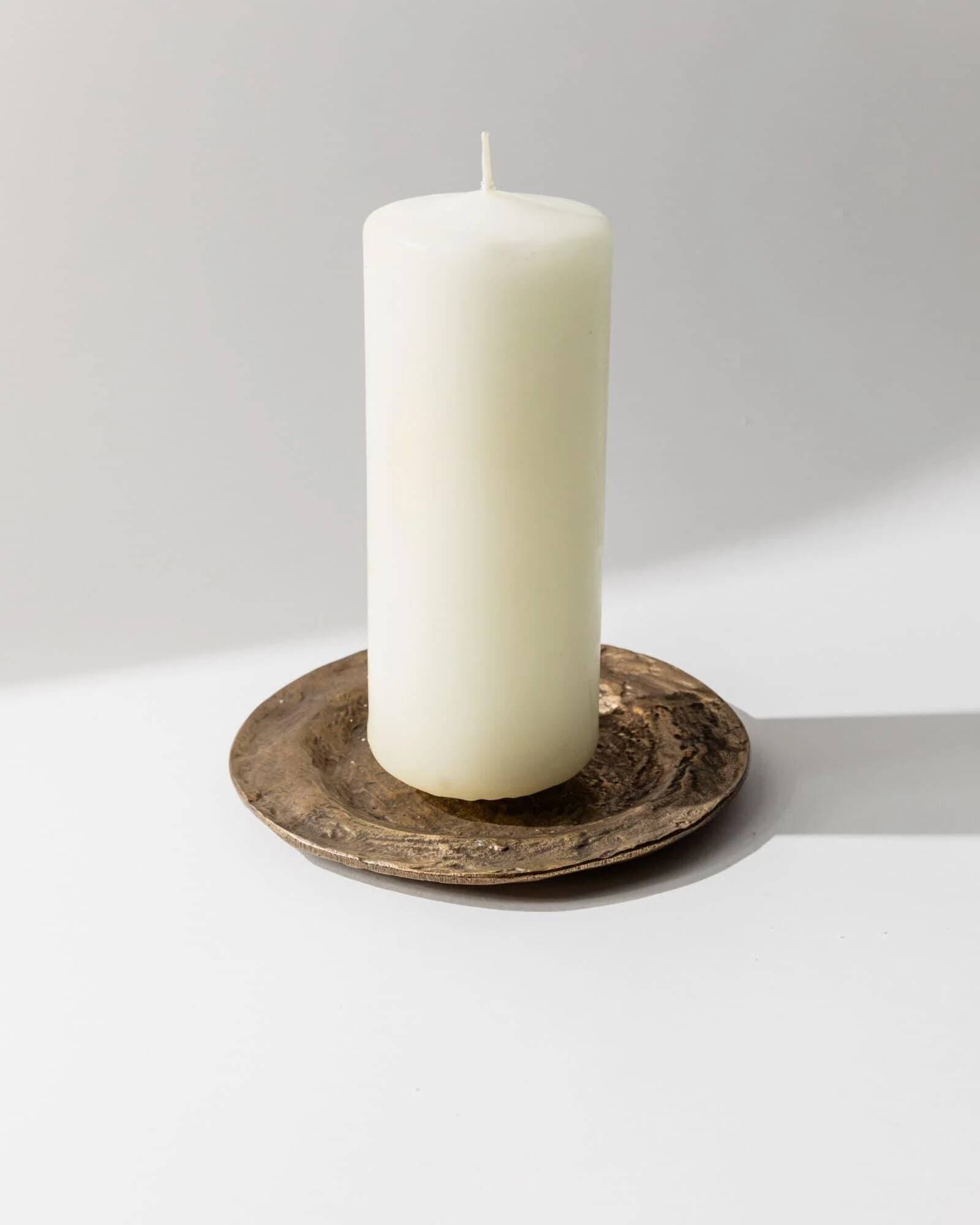 Vintage bronze candlestick from the 1960s, classic design, tray for medium to large candles.
