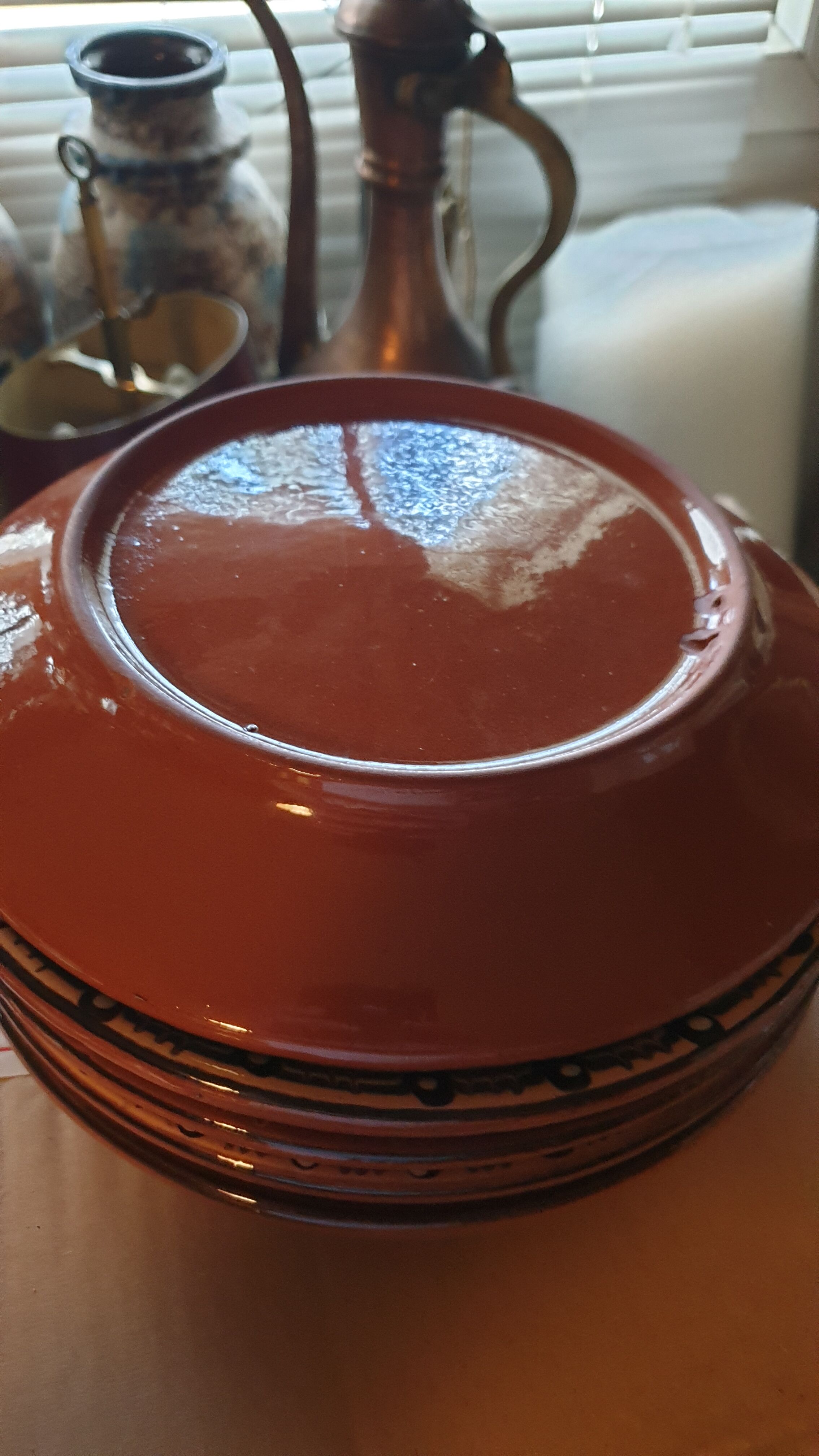 Terracotta service decorated with psychedelic drips