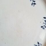 Assiettes à dessert anciennes en terre de ferré accompagnées d'un plat