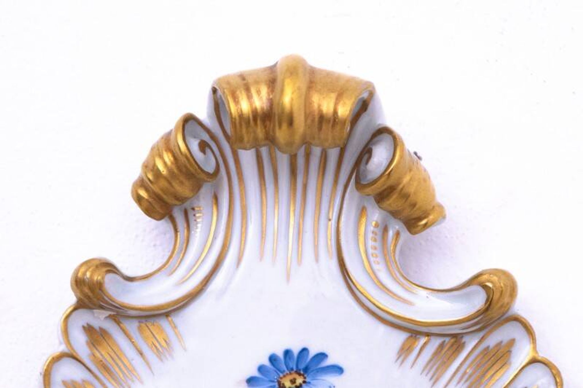 Une paire d'appliques murales en porcelaine de Capodimonte, Italie.