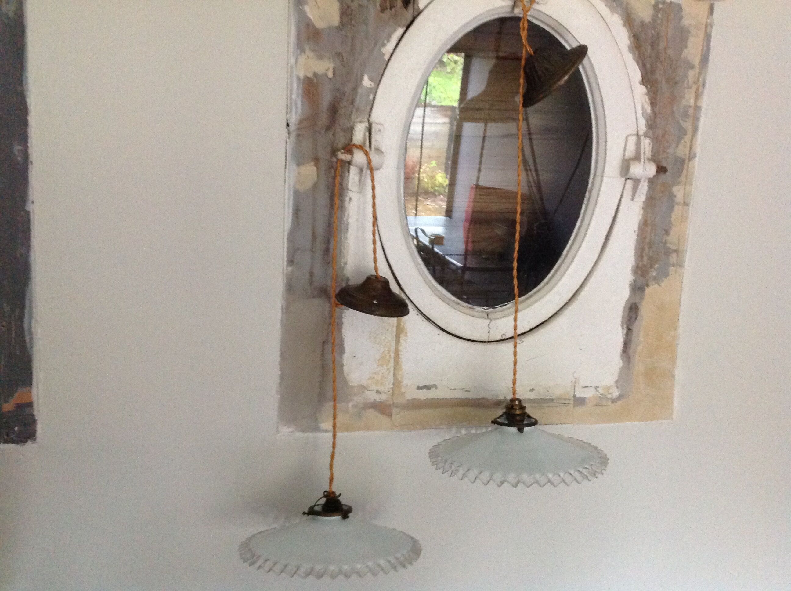 Duo de suspensions en opaline vintage