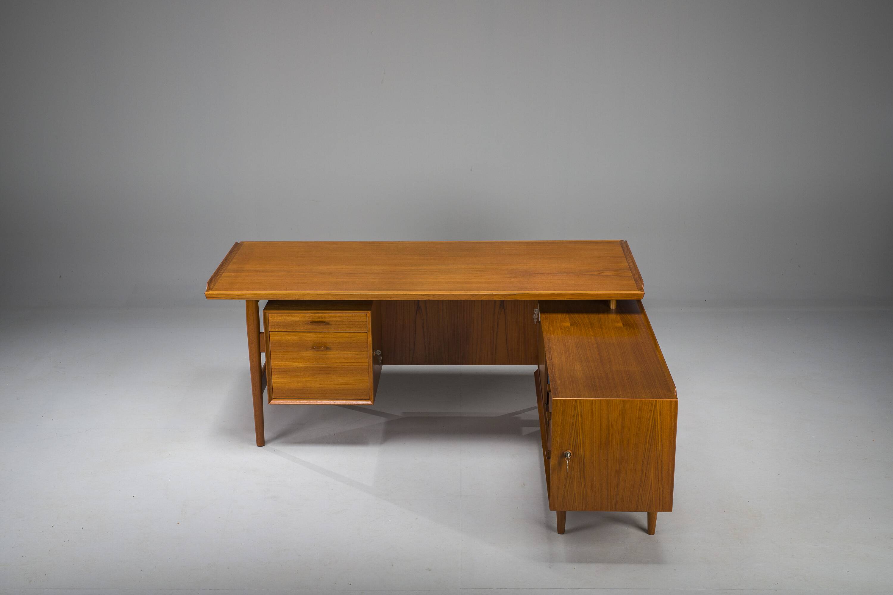 Executive Desk Model 209 in Teak by Arne Vodder for Sibast, 1955