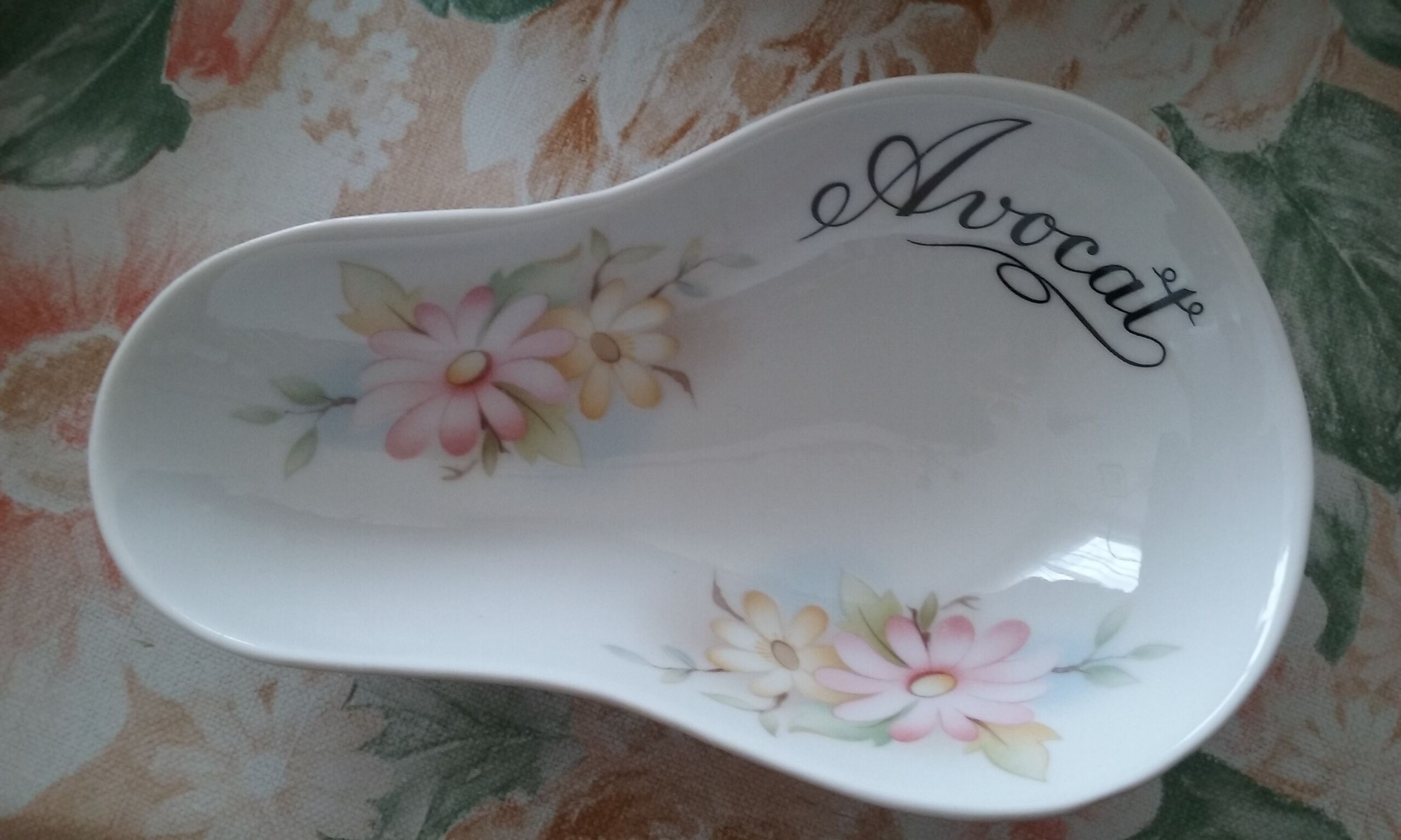 Avocado service: 6 cups (in 1 lot)